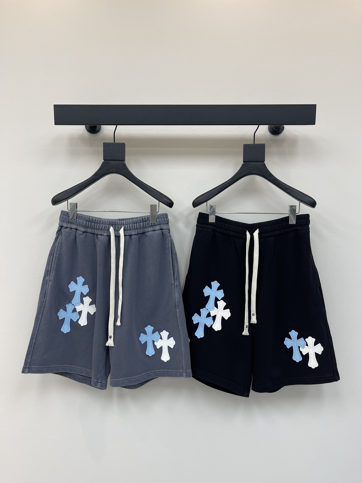 NO:422653,Chrome Hearts* 25 spring and summer new men and women's same casual drawstring shorts, sports and casual pinch pants!  Pure cotton washing and old-fashioned process, it is breathable and skin-friendly and comfortable to wear, and the style has a very three-dimensional effect, beautiful colors, eye-catching and fashionable!  The unique patterns will definitely make you stand out in the crowd!  The casual and loose five-point pants cutout + elastic drawstring waist design, the upper body effect is age-reducing and versatile, and it can be easily used for daily casual outfits for both men and women!  M-XXL, chrome hearts, chrome hearts, shorts, alexander wang19860909Chrome Hearts*克罗心25春夏新款男女同款休闲抽绳短裤,运动休闲五分裤！纯棉水洗做旧工艺,贴身穿着透气亲肤舒适,版型非常具有立体效果色彩靓丽、吸睛时髦度爆棚！与众不同的图案绝对可以让你在人群中出彩万分！休闲宽松的五分裤版型裁剪+松紧抽绳裤腰设计,上身效果减龄又百搭,轻松Get起日常休闲穿搭,男女皆可轻松驾驭！M-XXL,,chrome hearts,chrome hearts,shorts,alexander wang,Women's clothing