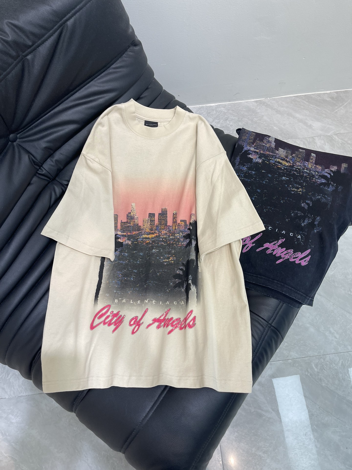 NO:422704,Balenci*ga 25 spring and summer new city printed wash-fried short-sleeved T-shirt | Exclusive yb development!  High-end production!  Wash and make the treatment with water!  The fabric is softer and skin-friendly and full of texture!  The original digital printing technology can be used in both men and women. The same style can be used in different market versions. Compare at will!  SML, balenciaga, T-shirt,tees, t-shirt,alexander wang19860909Balenci*ga 25春夏新款city印花水洗做旧短袖T恤丨独家yb开发！高版出品！通过水洗做旧处理！面料更加柔软亲肤,质感满满！原版数码印花工艺,男女同款均可驾驭,区别市面版本 随意对比！SML,,balenciaga,T-shirt,tees，t-shirt,alexander wang,Women's clothing