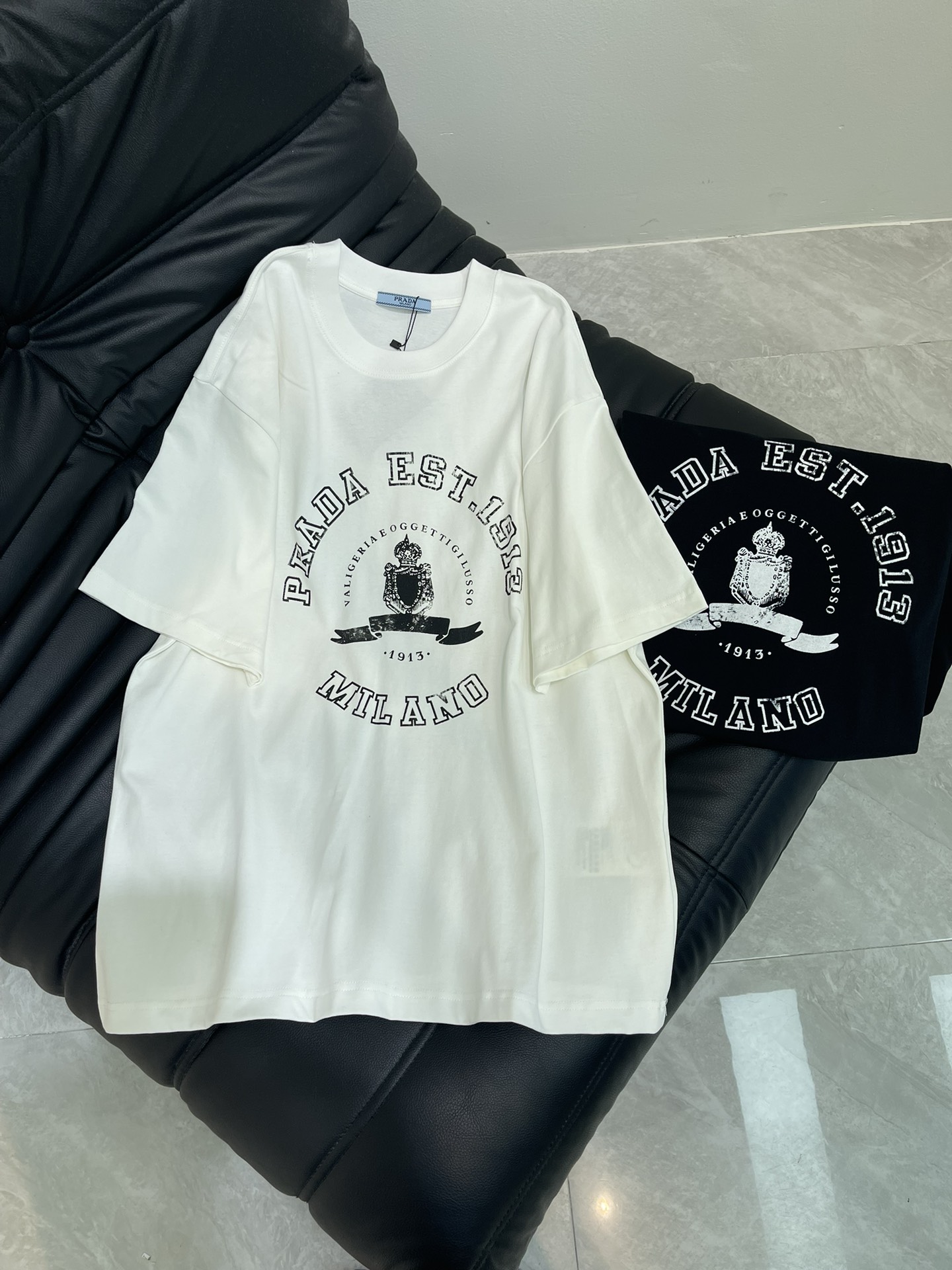 NO:420983,PRAD*25 new printed letter short-sleeved T-shirt. All cotton fabric, soft fabric, skin-friendly and comfortable. Contrasted printed letter design, a very simple and atmospheric model. Whether it is the comfort of the upper body, it is incomparable, interpreting your luxury and taste, and creating your fashionable charm. S-XL, prada, T-shirt, tees, t-shirt, alexander wang19860909PRAD*25新款印花字母短袖T恤.全棉面料,面料柔软,亲肤舒适.撞色印花字母设计,非常简约大气的一款 无论是上身舒适度都是无可比拟的存在,诠释你的奢华与品位,打造你的时尚风情魅力所在.S-XL,,prada,T-shirt,tees，t-shirt,alexander wang,Women's clothing