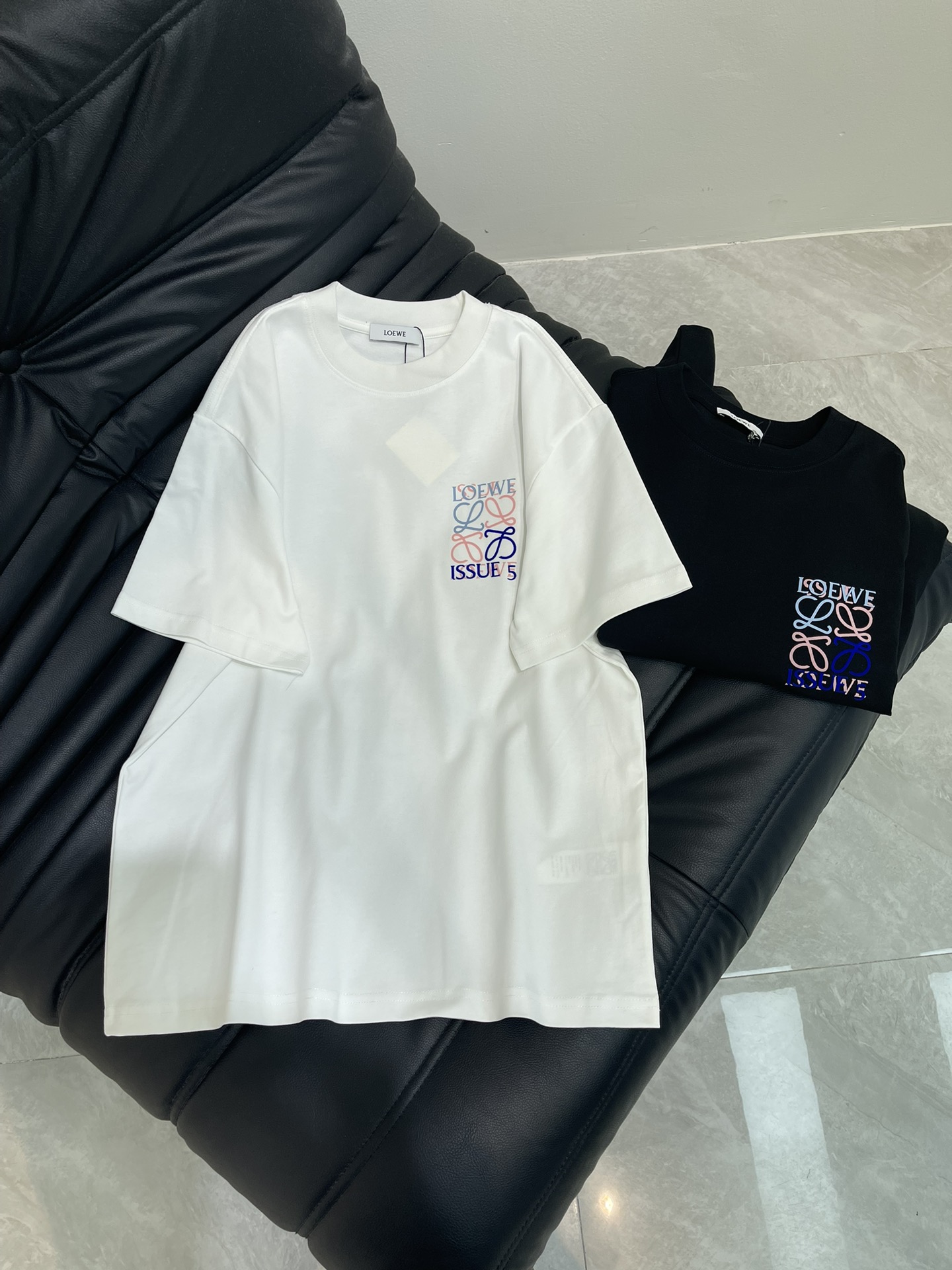 NO:421004,Loew*25 new printed logo short-sleeved T-shirt. All cotton fabric, soft fabric, skin-friendly and comfortable. The back logo is a large printed logo, fashionable and personalized, and a super versatile style!  Loose style, casual and comfortable, suitable for wearing in all occasions. versatile style. The same style as men and women!  S-XL, loewe, T-shirt,tees, t-shirt,alexander wang19860909Loew*25新款印花标识短袖T恤.全棉面料,面料柔软,亲肤舒适.后背标识印花大logo,时尚又个性,超级百搭的一款！宽松版型,休闲自在,适合各种场合穿着 百搭款.男女同款！S-XL,,loewe,T-shirt,tees，t-shirt,alexander wang,Women's clothing