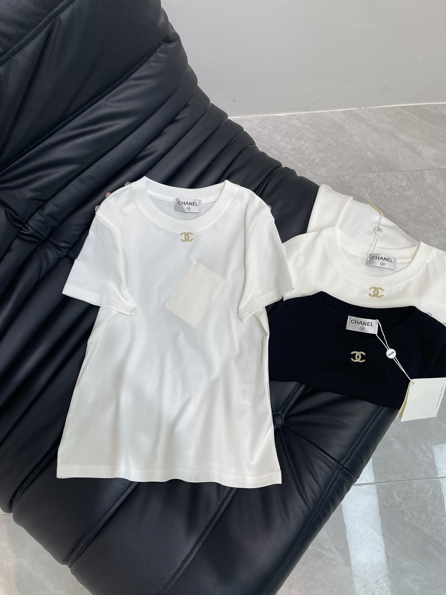 NO:421057,Chane*25 spring and summer new heavy industry small fragrance three-dimensional logo short-sleeved T-shirt. Small flowers on the shoulders, imported pure cotton fabric, the classic style is versatile and not picky, and the upper body is very beautiful!  SML, chanel, T-shirt,tees, t-shirt,alexander wang19860909Chane*25春夏新款重工小香立体logo短袖T恤.肩部小花朵点缀,进口纯棉面料,经典版型百搭不挑人,上身非常漂亮！SML,,chanel,T-shirt,tees，t-shirt,alexander wang,Women's clothing