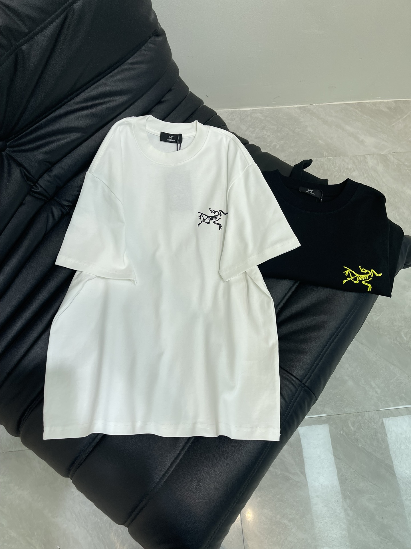 NO:420993,ARCTERY* Archaeopteryx 25 new micro-label short-sleeved T-shirt. All-cotton fabric, soft fabric, skin-friendly and comfortable. The printed micro-label pattern on the chest and the big bird logo design on the back are more iconic. A high-end clothing item that combines fashionable design and exquisite craftsmanship. It cleverly combines the brand's iconic elements with modern trends, showing the unique brand charm and the wearer's personality style. The same style as men and women!  S-XL,arc'teryx,T-shirt,tees,t-shirt,alexander wang19860909ARCTERY*始祖鸟25新款微标短袖T恤.全棉面料,面料柔软,亲肤舒适.胸前印花微标图案、后背大鸟标识设计,比较有标志性.一款融合了时尚设计与精湛工艺的高端服饰单品,它巧妙地将品牌标志性的元素与现代潮流趋势相结合,展现了独特的品牌魅力与穿着者的个性风采.男女同款！S-XL,arc'teryx,T-shirt,tees，t-shirt,alexander wang,Women's clothing