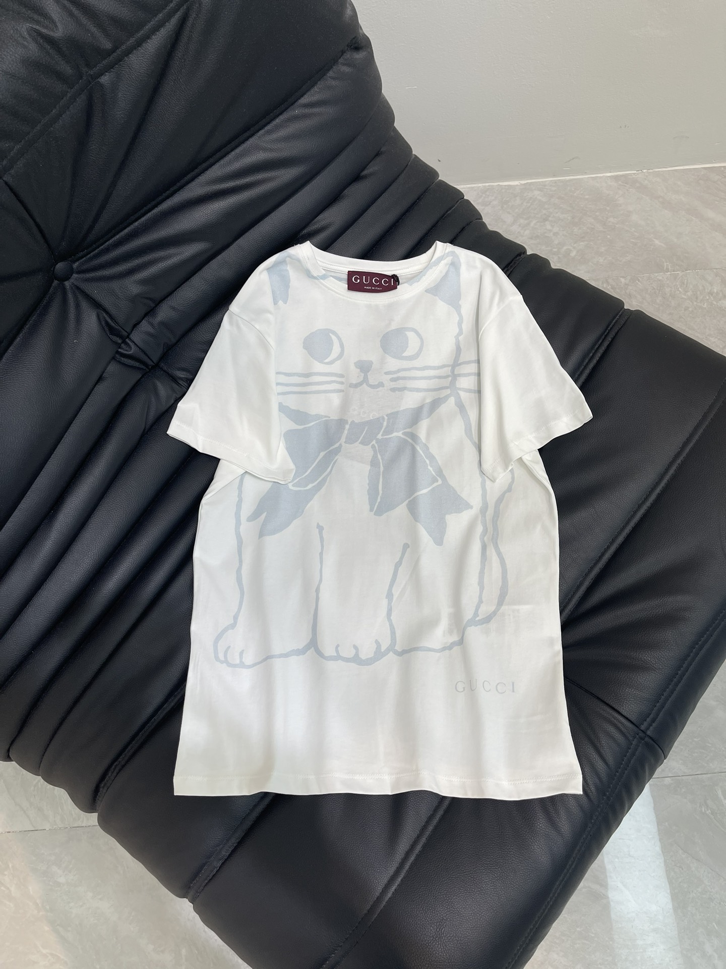 NO:419777,Gucc* 25 Spring and Summer New Cartoon Cat Printed Round Neck Short-Sleeve T-shirt丨Exclusive yb development!  High-end production!  Mercerated cotton material, breathable and comfortable, full texture, regular short-sleeved T-shirt cut, highlighting the brand style, made of gram-weight pure cotton, slightly elastic, and slimming visual effect, the iconic letter logo on the hem is hand-painted kitten cartoon pattern embellishes the front and back, full of childlike fun, the brand's own fashion sense is instantly created, creating an age-reducing style, and the inner wear is brilliant and fashionable SML, gucci, T-shirt,tees, t-shirt,alexander wang19860909Gucc* 25春夏新款卡通猫咪印花圆领短袖T恤丨独家yb开发！高版出品！丝光全棉材质 透气舒适 质感十足 常规短袖T恤裁剪 凸显品牌格调 采用克重纯棉制成 略带有弹力 呈现显瘦视觉效果 下摆标志性字母徽标手绘小猫卡通图案点缀前后 童趣感十足 品牌自带的时尚感立现 随心打造减龄风格 单穿内搭都出彩时髦 SML,,gucci,T-shirt,tees，t-shirt,alexander wang,Women's clothing