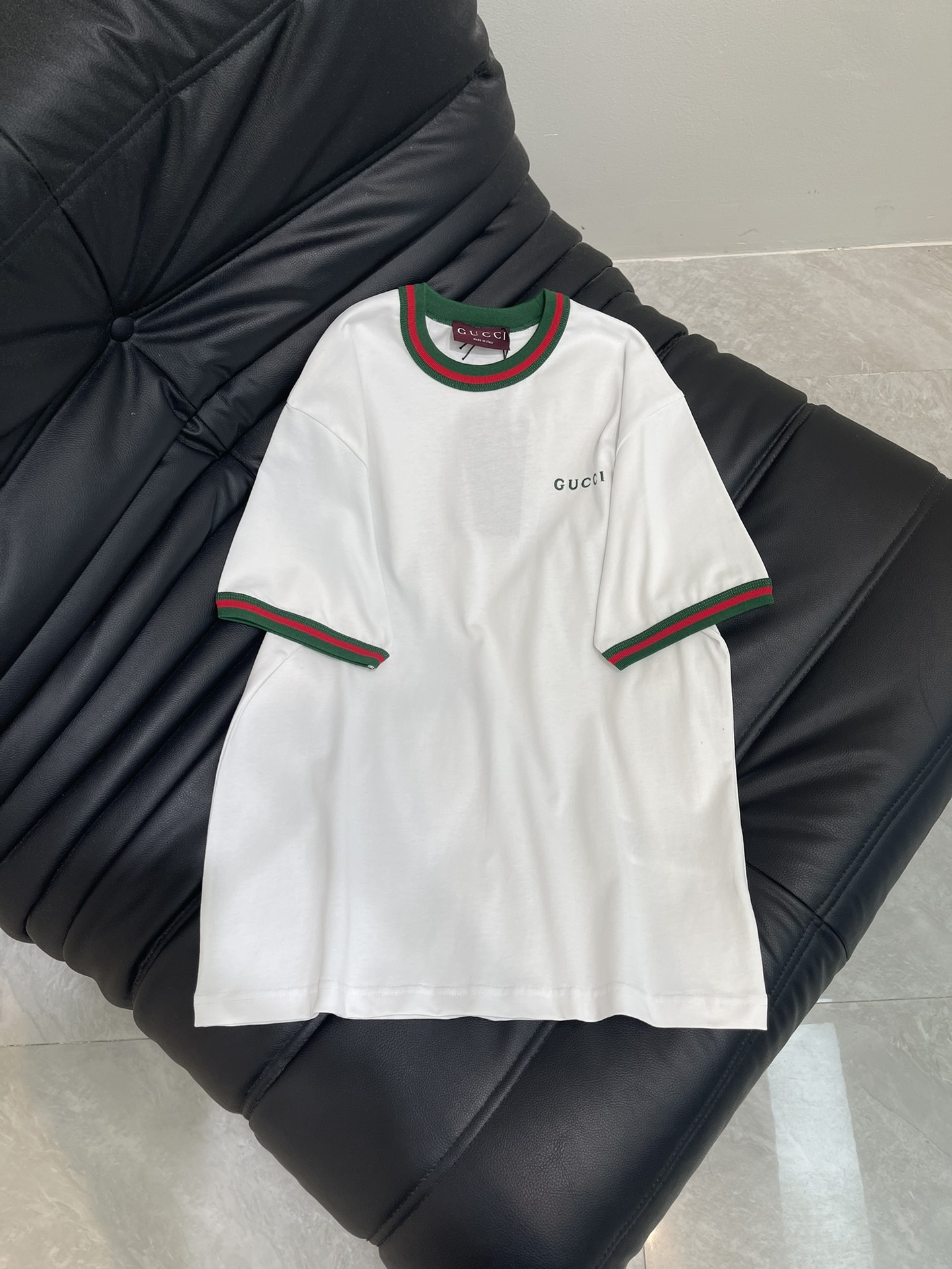 NO:422682,Gucc*25 spring and summer new contrasting color webbing and embroidered logo short-sleeved T-shirt!  Customized fabrics are breathable and comfortable, with impeccable details, and the brand element design concept reflects high quality. They feel delicate and soft!  It is casually cut, with a great upper body style!  The brand logo on the chest demonstrates the luxury of quality!!! SML, gucci, T-shirt,tees, t-shirt,alexander wang19860909Gucc*25春夏新款撞色织带领刺绣logo短袖T恤！定制面料 透气舒适度高,细节无可挑剔,品牌元素设计理念,体现高品质.手感细腻柔软！呈现休闲裁剪,上身版型超赞！胸前品牌logo彰显品质奢华!!! SML,,gucci,T-shirt,tees，t-shirt,alexander wang,Women's clothing