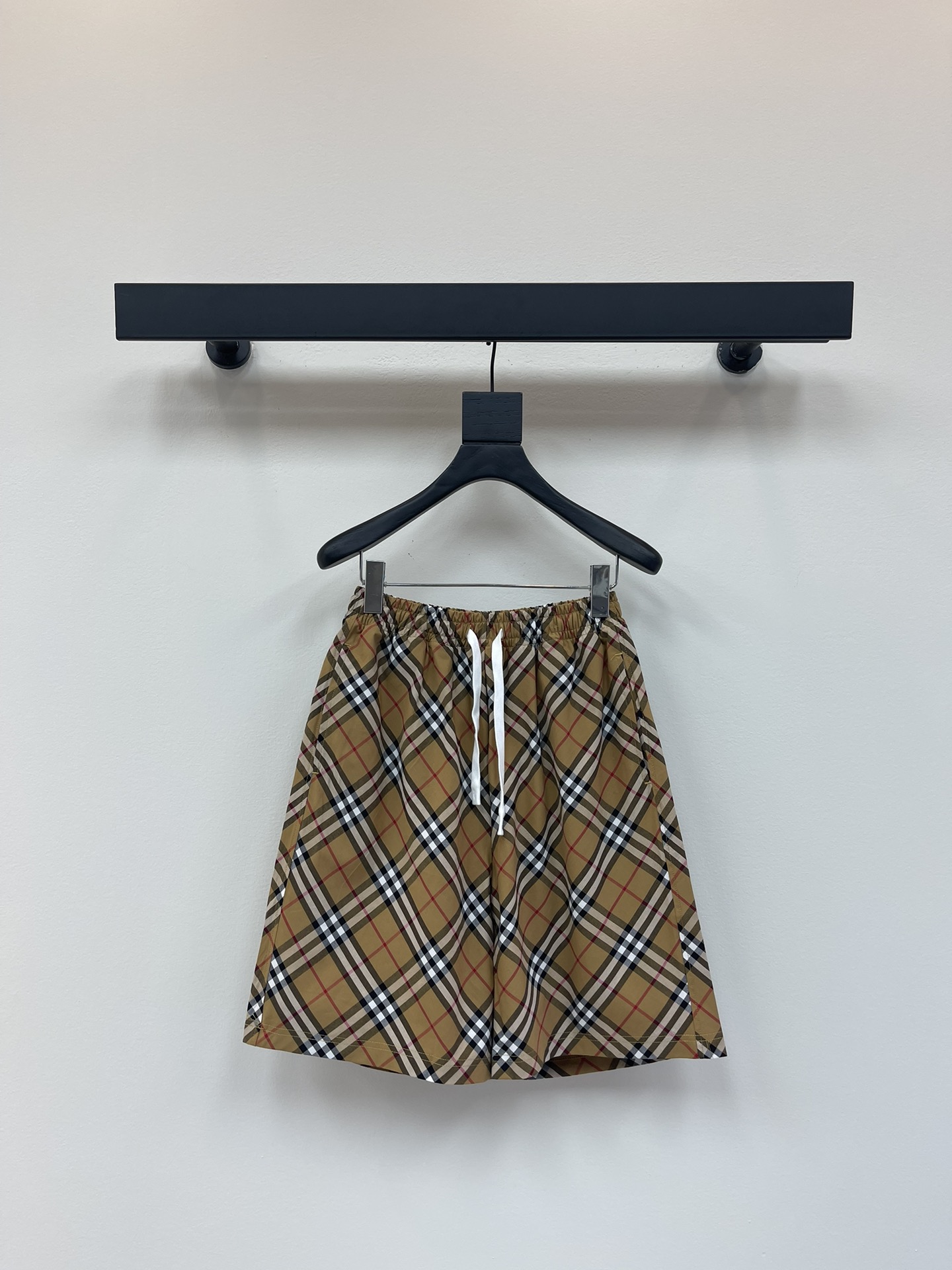 NO:421069,Burberr*25 spring and summer new men and women's same casual drawstring shorts, sports and casual pinch pants!  Imported pure cotton material, it is breathable and comfortable to wear with close body, and the style is very three-dimensional, beautiful colors, eye-catching and fashionable!  The unique patterns will definitely make you stand out in the crowd!  The casual and loose five-point pants cutout + elastic drawstring waist design, the upper body effect is age-reducing and versatile, and it can be easily used for daily casual outfits for both men and women!  S-XL, burberry, shorts, alexander wang19860909Burberr*25春夏新款男女同款休闲抽绳短裤,运动休闲五分裤！进口纯棉材质,贴身穿着透气亲肤舒适,版型非常具有立体效果色彩靓丽、吸睛时髦度爆棚！与众不同的图案绝对可以让你在人群中出彩万分！休闲宽松的五分裤版型裁剪+松紧抽绳裤腰设计,上身效果减龄又百搭,轻松Get起日常休闲穿搭,男女皆可轻松驾驭！S-XL,,burberry,shorts,alexander wang,Women's clothing