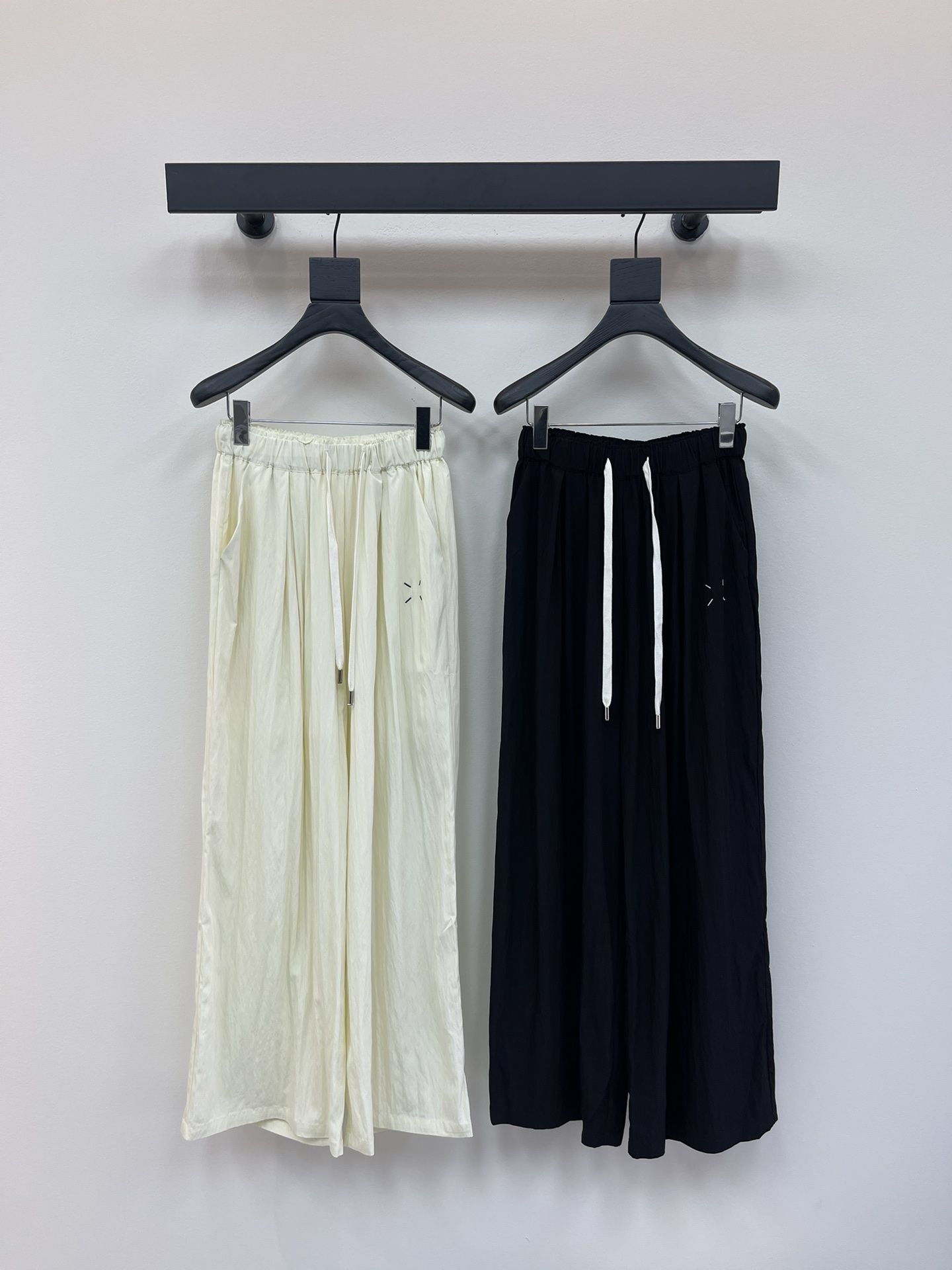 NO:422672,MM6*25 new versatile casual pants, drawstring elastic waist design, with impeccable items with high-end texture, cold summer silk fabric, the kind that makes you look thinner and longer when you wear it. You can imagine it very textured by looking at the picture. Customized fabrics are tasteful and very versatile!! First-class pants. Whoever wears them falls in love with this magic pants SML,,masion margiela,alexander wang19860909MM6*25新款百搭休闲裤 抽绳松紧腰设计,自带高级质感无可挑剔的单品 冰冰凉凉的夏季丝质面料,随便穿都显瘦显腿长的那种 看图就可想而知非常有质感 定制面料 有品位 很百搭!! 裤型一流 谁穿谁爱上这条神裤 SML,,masion margiela,alexander wang,Women's clothing