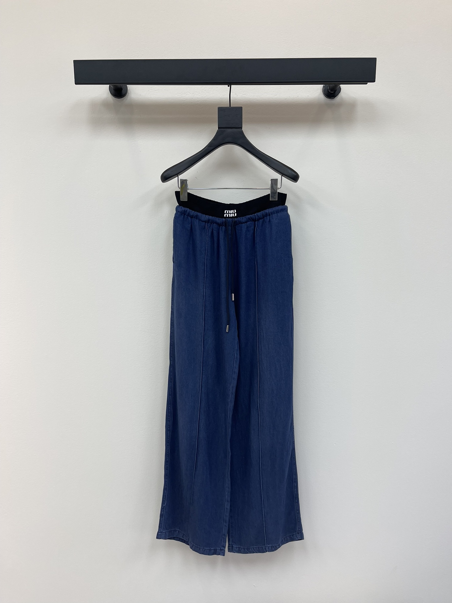 NO:419753,Miumi*25 spring and summer new drawstring denim wide-leg trousers customized YB imported Tiansi cotton denim material Enzyme washing process Refreshing and breathable Soft and skin-friendly Present a light and draped texture Elastic drawstring wide-leg straight trousers cut Even retro denim dark blue dyeing With the central axis contour line Create a visual straight leg effect Waist contrasting elastic logo webbing Highlight the brand style Full of personality and creativity Modify the body beautify the proportion First choice for summer outfit SML,,miumiu,alexander wang19860909Miumi*25春夏新款抽绳牛仔阔腿长裤 定制YB进口天丝棉牛仔材质 酵素水洗工艺 清爽透气 柔软亲肤 呈现轻薄垂坠质感 弹力抽绳阔腿直筒长裤裁剪 通体均匀复古牛仔深蓝染色 配合中轴轮廓线 打造视觉直腿效果 腰间撞色弹力徽标织带 凸显品牌格调 充满个性和创意 修饰身型美化比例 夏季穿搭首选 SML,,miumiu,alexander wang,Women's clothing