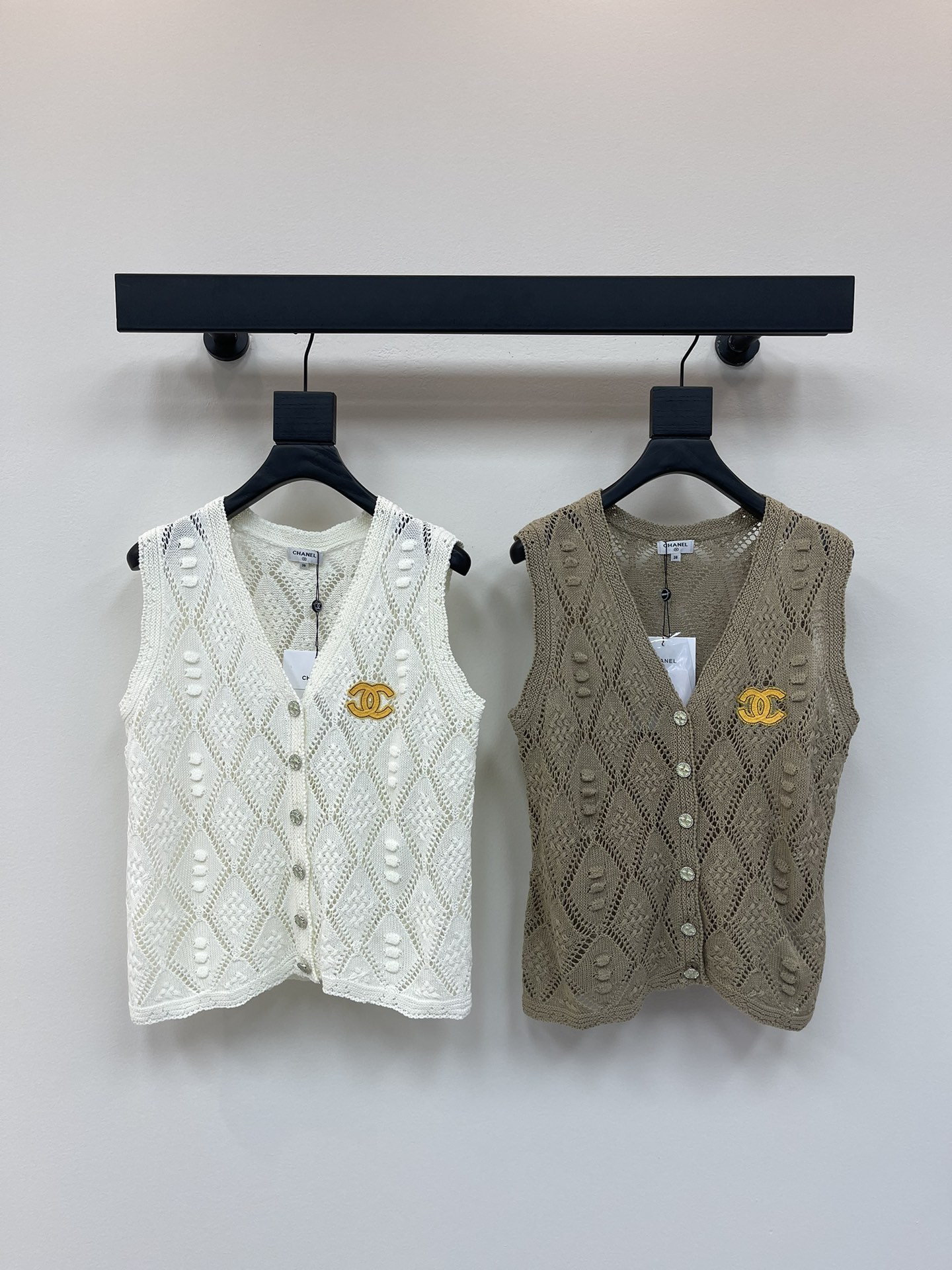 NO:419785,CHANE*25 Spring and Summer New Diamond Hollow Knitted Vest Vest!  Customized cotton yarn woven, high-quality and breathable, knitted V-neck vest cut, fine crochet texture, outline diamond hollow three-dimensional pattern pattern, highlighting the high-end feeling of outfit, loose and slightly transparent, and slimming, showing the relaxed tone, the double C logo on the chest highlights the light luxury and fashionable temperament, and you can wear it alone and layer it!  SML, chanel,alexander wang19860909CHANE*25春夏新款菱格镂空针织马甲背心！定制全棉纱线织造 质感高级透气 针织V领马甲剪裁 通体利用细密钩针肌理 勾勒出菱格镂空立体花纹图案 凸显穿搭高级感 宽松微透更显瘦 尽显松弛调性 胸前双C徽标 凸显轻奢时髦气质 单穿叠穿均可！SML,,chanel,alexander wang,Women's clothing
