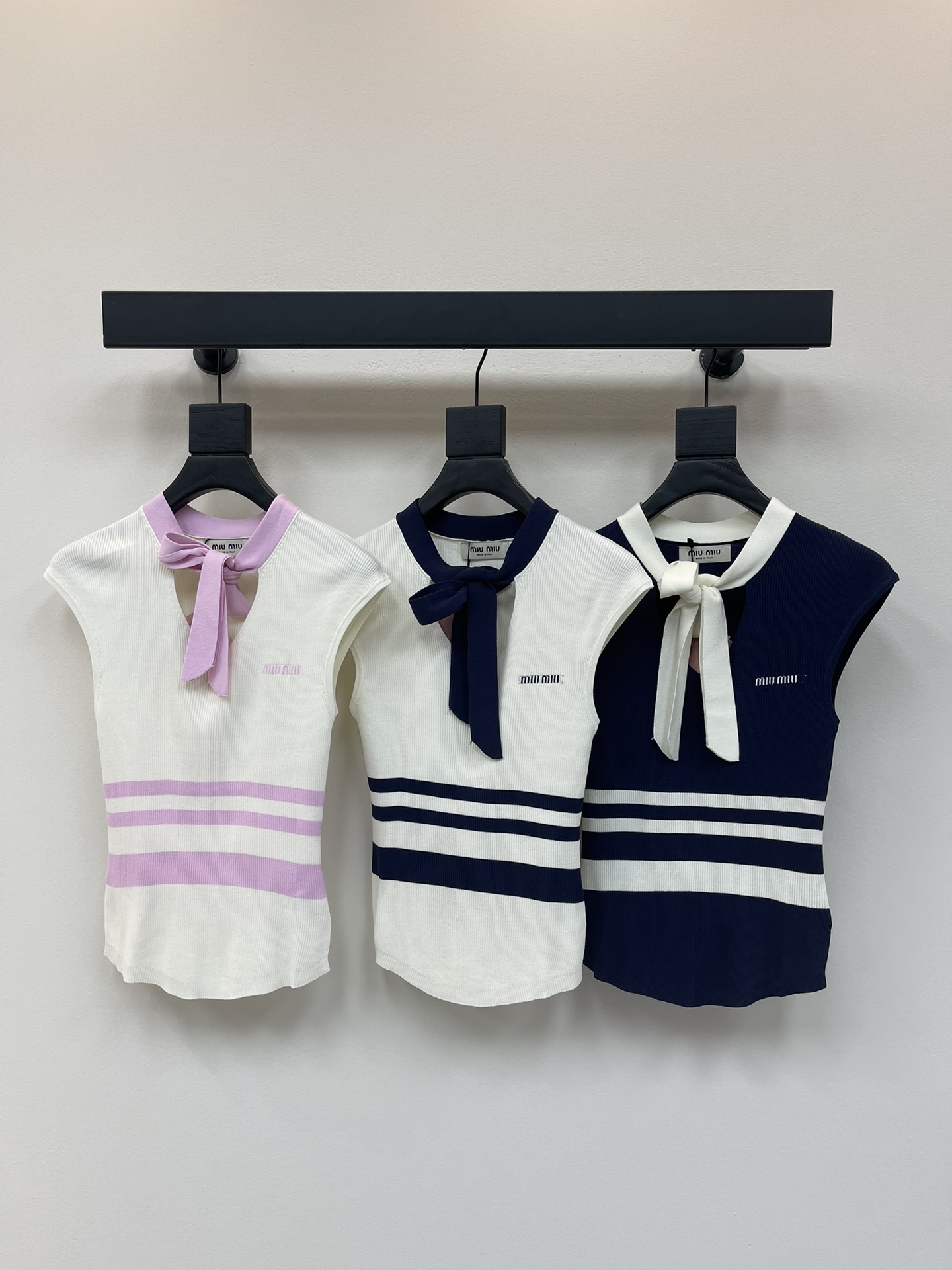 NO:419793,MiuMi*25 Spring and Summer New Strap Striped Knitted Vest!  Customized YB imported knitted yarn weaving delicate texture soft and comfortable straps knitted vest tailoring to add fashionable tone Elastic fabric fits the body and makes it look slimmer. The chest is decorated with jacquard letters logo to show brand tone. The versatile style does not pick the age-based skin tone. The upper body is suitable for age-reducing fashionable and retro style!  SML, miumiu, alexander wang19860909MiuMi*25春夏新款绑带条纹针织背心！定制YB进口针织纱线织造 细腻肌理 柔软舒适 绑带鸡心领针织背心剪裁 增添时尚调性 体弹性十足的面料 贴合身型更显瘦 胸前饰以提花字母徽标装饰 展示品牌调性 百搭款式不挑年龄肤色 上身适配减龄时髦复古风格！SML,,miumiu,alexander wang,Women's clothing