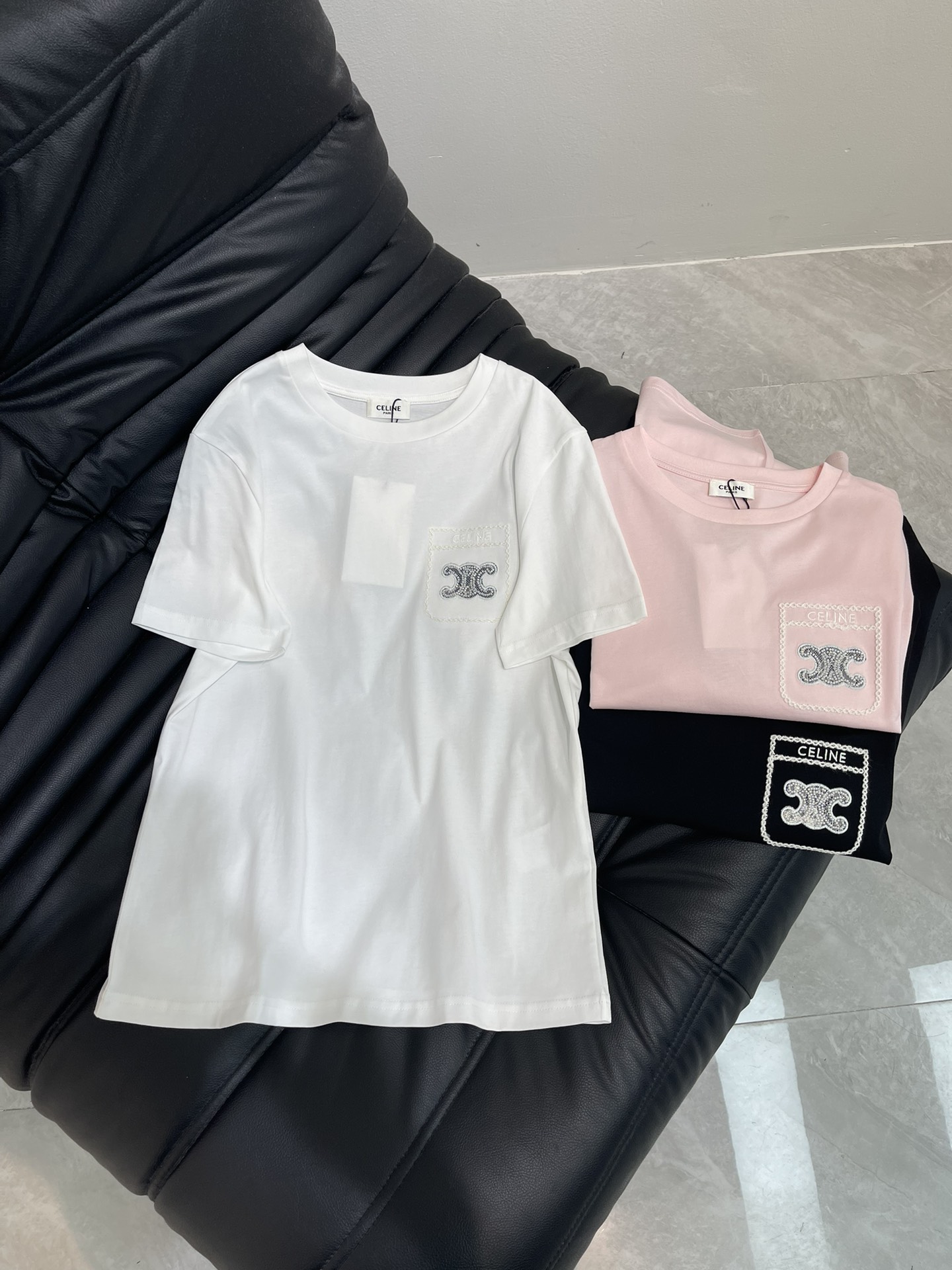 NO:419743,Celin*25 spring and summer new beaded embroidered letter short-sleeved T-shirt custom YB mercerated cotton material elastic and comfortable, breathable and easy to wear Regular short-sleeved cut highlights the brand style The fabric is soft and elastic, presents a slimming visual effect The whole body is delicate texture The fine craftsmanship highlights the high-end design. Combined with the bracelet embroidery, the letters and the Arc de Triomphe logo are rich in details. The design highlights make simple basic styles instantly become fashionable items to show high-end style. The inner wear is brilliant and fashionable. SML, celine, T-shirt,tees, t-shirt,alexander wang19860909Celin*25春夏新款钉珠刺绣字母短袖T恤 定制YB丝光全棉材质 弹力舒适 透气好穿 常规短袖裁剪 凸显品牌格调 面料柔软带有弹力 呈现显瘦视觉效果 通体细腻肌理 精细工艺彰显高端设计 配合胸前钉珠刺绣勾勒字母和凯旋门徽标丰富细节 设计亮点让简单的基础款式 秒变时尚单品 彰显高级格调 单穿内搭都出彩时髦 SML,,celine,T-shirt,tees，t-shirt,alexander wang,Women's clothing