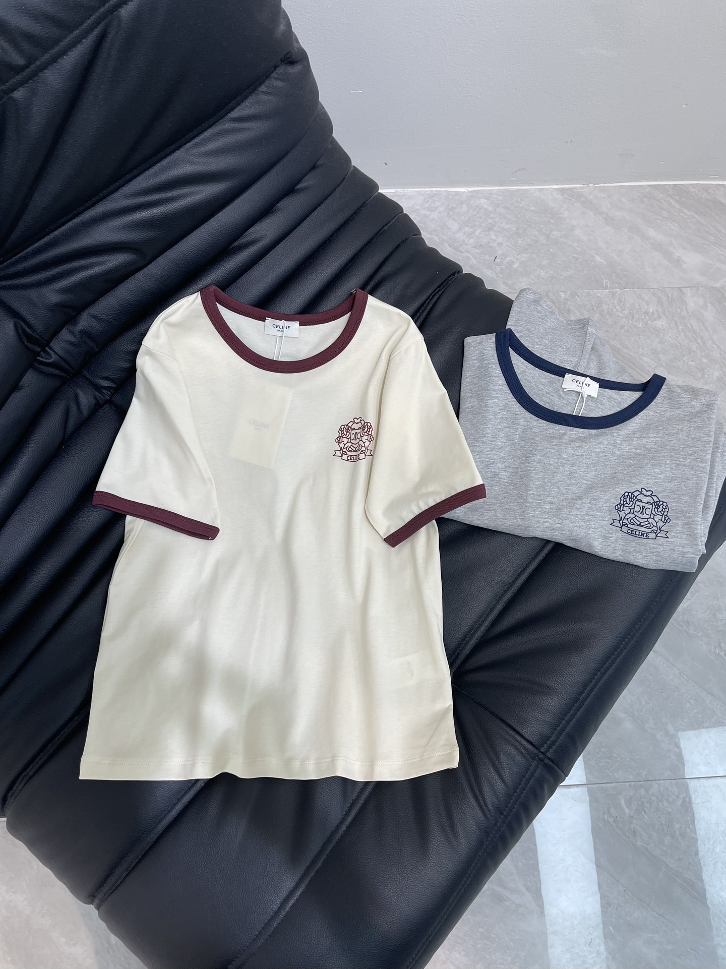 NO:419807,Celin*25 spring and summer new contrast printed short-sleeved T-shirt with exquisite style and huge slim upper body!  Customized latest letter prints Low-key luxury!  A must-have item for fashionable things unlocks all outfits!  Determine the quality of my home!  Classic items are fashionable and high-end, and the classic style is versatile and not picky!  SML, celine, T-shirt,tees, t-shirt,alexander wang19860909Celin*25春夏新品撞色印花短袖T恤 精致版型上身巨显瘦！ 定制最新字母印花 低调奢华！ 时髦精必备单品解锁所有穿搭！ 认准我家品质！经典单品时髦又高级 经典版型百搭不挑人！ SML,,celine,T-shirt,tees，t-shirt,alexander wang,Women's clothing