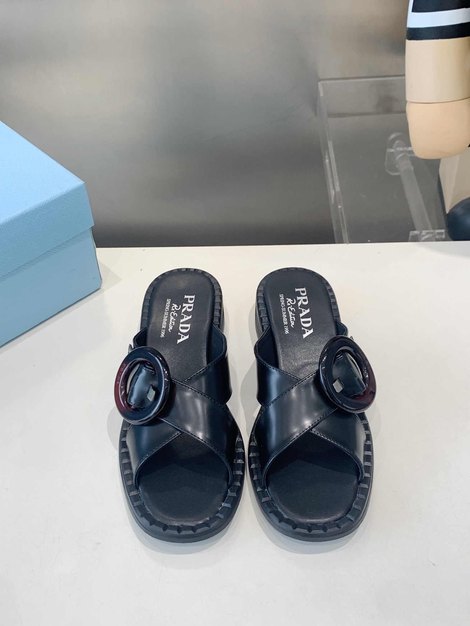 NO:439746,**Prada's new 2025 spring and summer cross sandals are here!  ** Latest catwalk model, classic upgrade, dual comfort and fashionableness online!  The round head design is versatile and not picky. It can be easily controlled whether it is lazy vacation style or urban minimalist outfit~ **Highlight express** Cross-belt design, modify the foot shape and make you look slim. Soft material, you won’t be tired all day long. Versatile color, black/white/pink matches as you like. Wear it and become fashionable in seconds!  This summer, let Prada's sandals accompany you to the streets~ #Prada's new style #sandals recommended #summer outfit #high-end slippers #upper patent leather inner lining: original custom sheepskin lining, cowhide footbed, original mold-open anti-slip sole Shoe size: 35-40 (41 can be customized), slippers sandals, prada, sandals, slippers, cowhide, sheepskin19860909**Prada 2025春夏新款交叉凉拖鞋来啦！**   最新走秀款,经典升级 舒适度与时髦度双重在线！圆头设计百搭不挑人,无论是慵懒度假风还是都市极简穿搭都能轻松驾驭～  **亮点速递**  交叉带设计,修饰脚型显瘦  柔软材质,暴走一整天也不累  百搭色系,黑/白/粉随心配  穿上它,秒变时髦精！ 这个夏天,就让Prada的凉拖陪你美美出街吧～  #Prada新款 #凉拖鞋推荐 #夏日穿搭 #高级感拖鞋 # 鞋面漆皮 内里: 原版定制羊皮内里,牛皮垫脚 大底原版开模防滑大底 鞋码: 35-40（41可订做）,拖鞋凉鞋,prada,sandals,slippers,cowhide,sheepskin,Women's Shoes