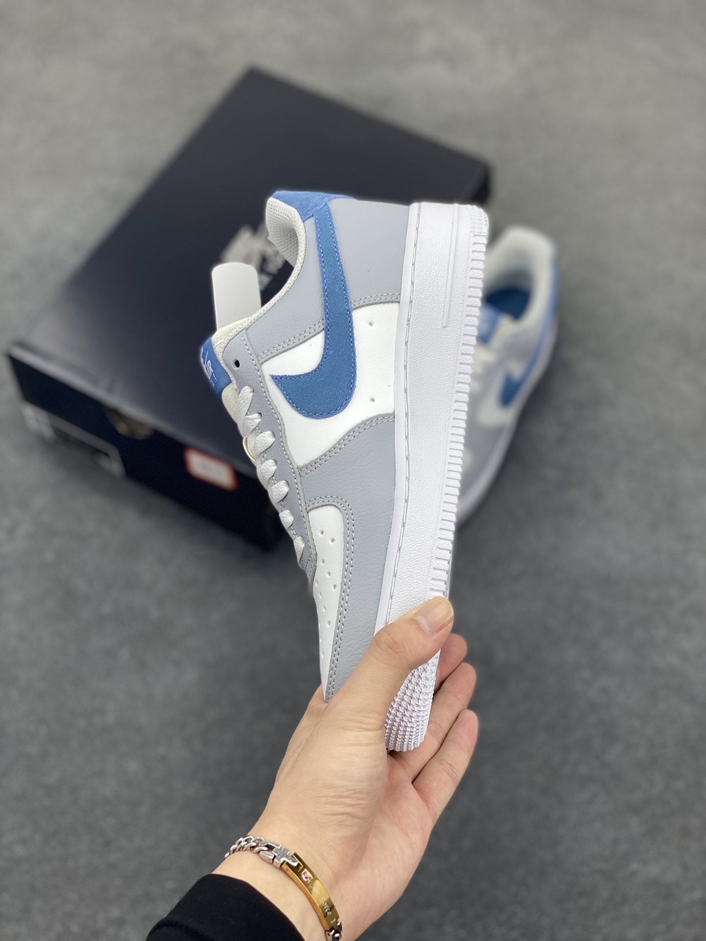 图片[3]-Nike Air Force 1 Low 灰蓝 原楦头原纸板 打造纯正空军版型 专注外贸渠道 全掌内置蜂窝气垫 原盒配件 原厂中底钢印、拉帮完美 货号：HV1795-141 尺码：36 36.5 37.5 38 38.5 39 40 40.5 41 42 42.5 43 44 44.5 45 46-选品中心