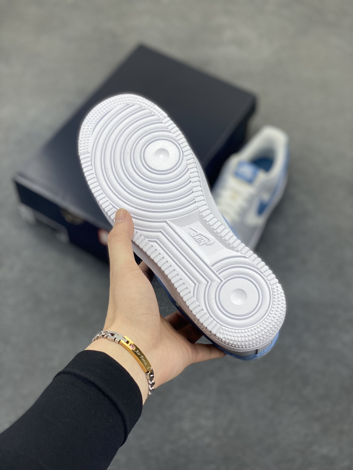 图片[5]-Nike Air Force 1 Low 灰蓝 原楦头原纸板 打造纯正空军版型 专注外贸渠道 全掌内置蜂窝气垫 原盒配件 原厂中底钢印、拉帮完美 货号：HV1795-141 尺码：36 36.5 37.5 38 38.5 39 40 40.5 41 42 42.5 43 44 44.5 45 46-选品中心
