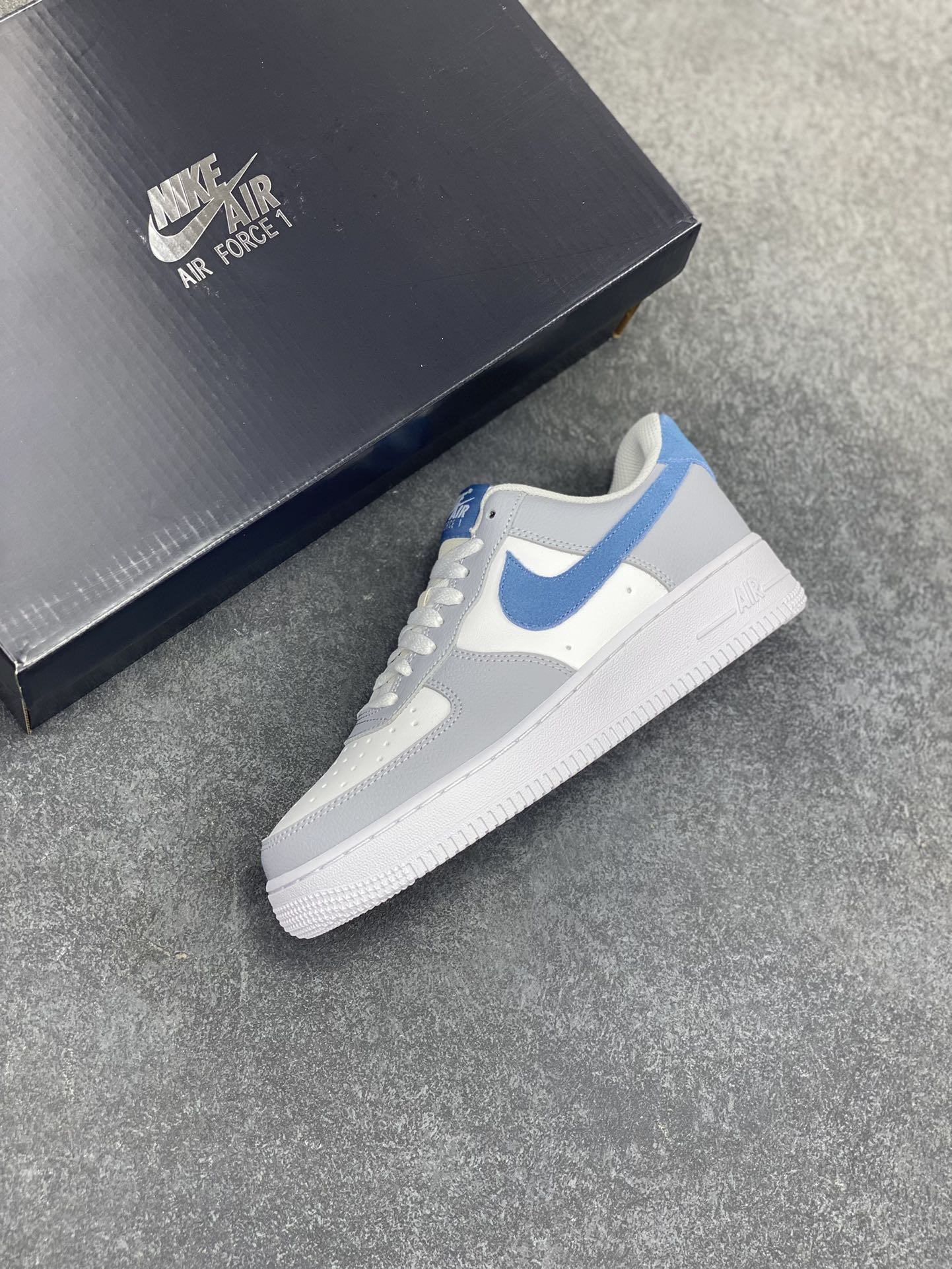 图片[7]-Nike Air Force 1 Low 灰蓝 原楦头原纸板 打造纯正空军版型 专注外贸渠道 全掌内置蜂窝气垫 原盒配件 原厂中底钢印、拉帮完美 货号：HV1795-141 尺码：36 36.5 37.5 38 38.5 39 40 40.5 41 42 42.5 43 44 44.5 45 46-选品中心