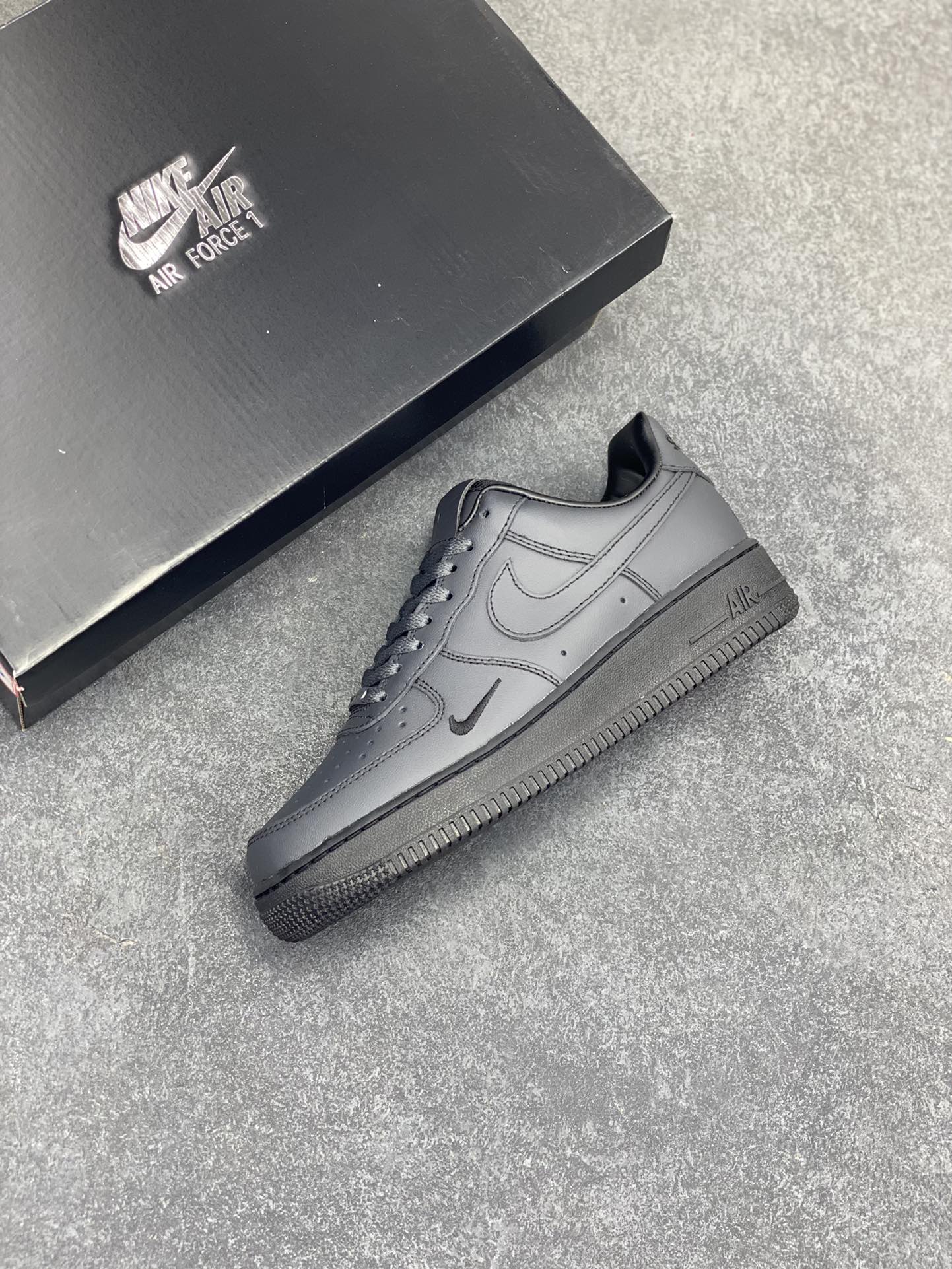 图片[7]-Nike Air Force 1 Low 炭黑 原楦头原纸板 打造纯正空军版型 专注外贸渠道 全掌内置蜂窝气垫 原盒配件 原厂中底钢印、拉帮完美 货号：HJ9348-001 尺码：36 36.5 37.5 38 38.5 39 40 40.5 41 42 42.5 43 44 44.5 45-选品中心