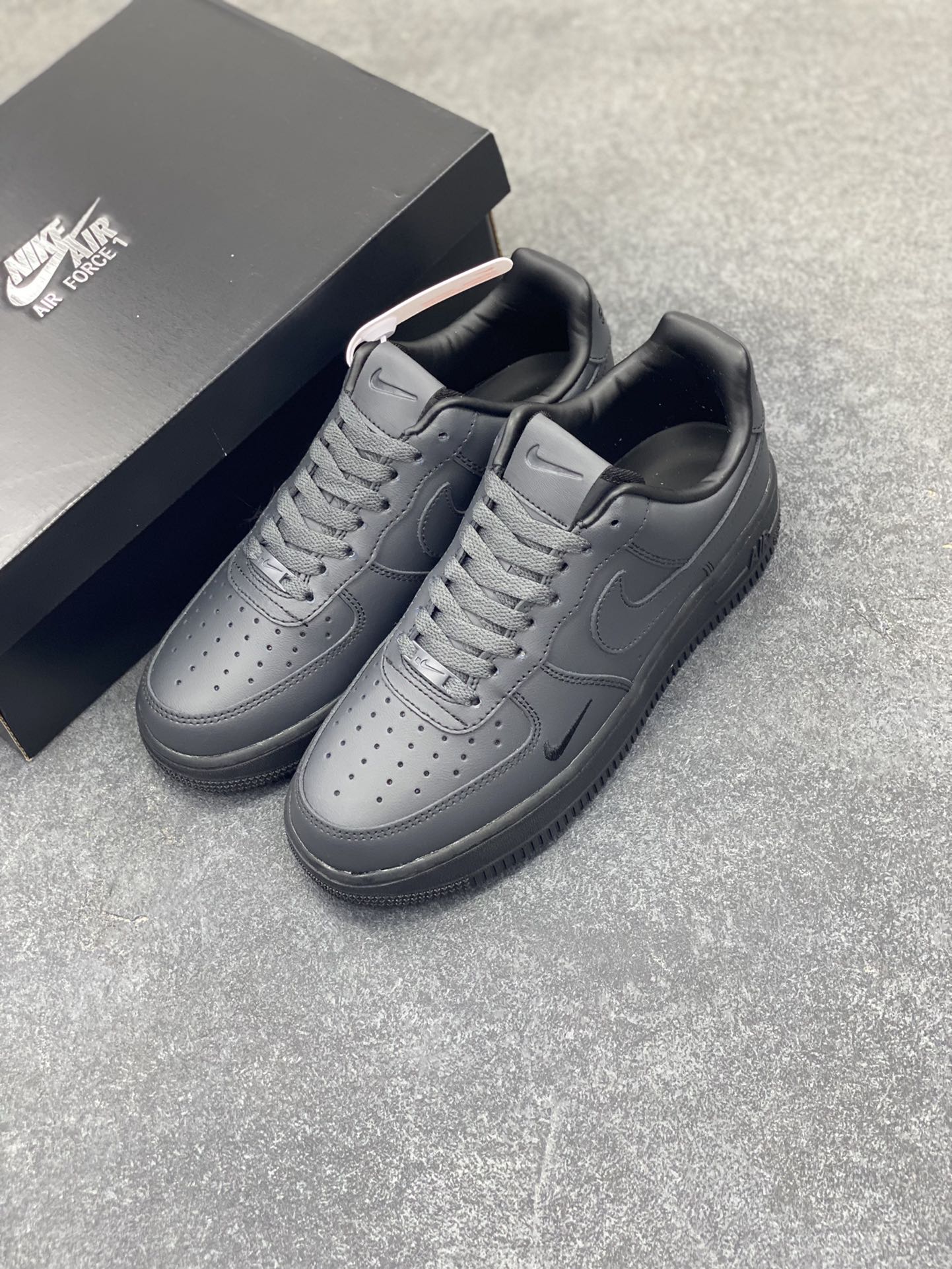 图片[8]-Nike Air Force 1 Low 炭黑 原楦头原纸板 打造纯正空军版型 专注外贸渠道 全掌内置蜂窝气垫 原盒配件 原厂中底钢印、拉帮完美 货号：HJ9348-001 尺码：36 36.5 37.5 38 38.5 39 40 40.5 41 42 42.5 43 44 44.5 45-选品中心
