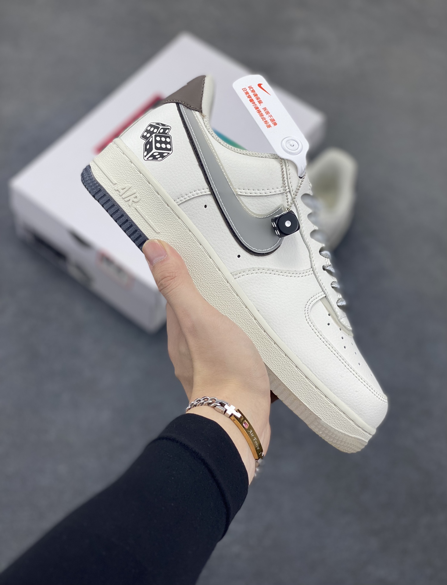 福利特价 NK Ait Force 1“Dice God” “骰神” 书中自有黄金屋 酒中固有骰神出 “人头一 三个二哉 四个五 五色顺子 六色纯豹…” 骰子已是妇孺皆知的游戏道具 从儿时的飞行棋 到现在的酒桌游戏 生活也本如此 人生如戏 保持童真 “满上…” 货号：CW1574-801 尺码：36 36.5 37.5 38 38.5 39 40 40.5 41 42 42.5 43 44 44.5 45-选品中心