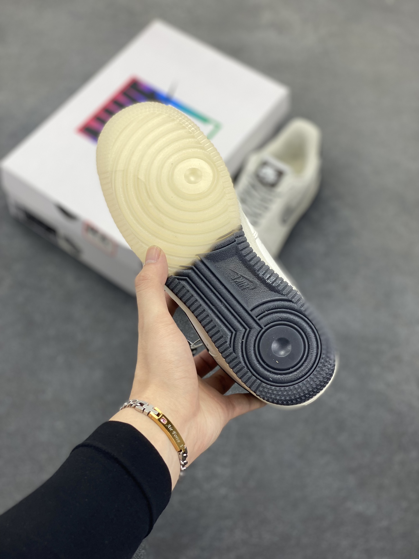 图片[5]-福利特价 NK Ait Force 1“Dice God” “骰神” 书中自有黄金屋 酒中固有骰神出 “人头一 三个二哉 四个五 五色顺子 六色纯豹…” 骰子已是妇孺皆知的游戏道具 从儿时的飞行棋 到现在的酒桌游戏 生活也本如此 人生如戏 保持童真 “满上…” 货号：CW1574-801 尺码：36 36.5 37.5 38 38.5 39 40 40.5 41 42 42.5 43 44 44.5 45-选品中心