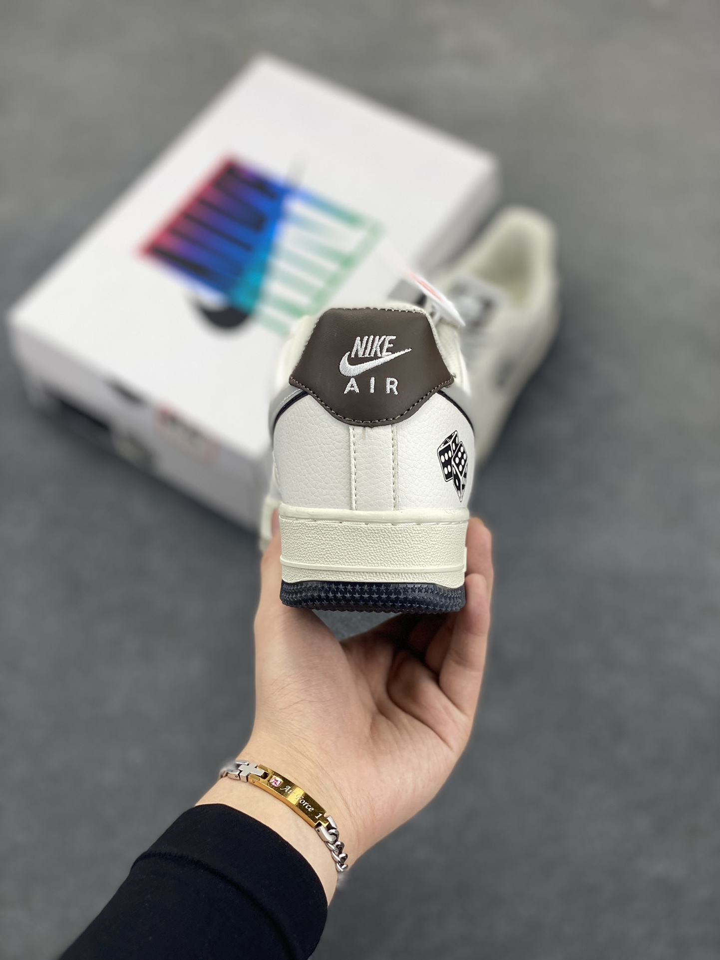 图片[4]-福利特价 NK Ait Force 1“Dice God” “骰神” 书中自有黄金屋 酒中固有骰神出 “人头一 三个二哉 四个五 五色顺子 六色纯豹…” 骰子已是妇孺皆知的游戏道具 从儿时的飞行棋 到现在的酒桌游戏 生活也本如此 人生如戏 保持童真 “满上…” 货号：CW1574-801 尺码：36 36.5 37.5 38 38.5 39 40 40.5 41 42 42.5 43 44 44.5 45-选品中心