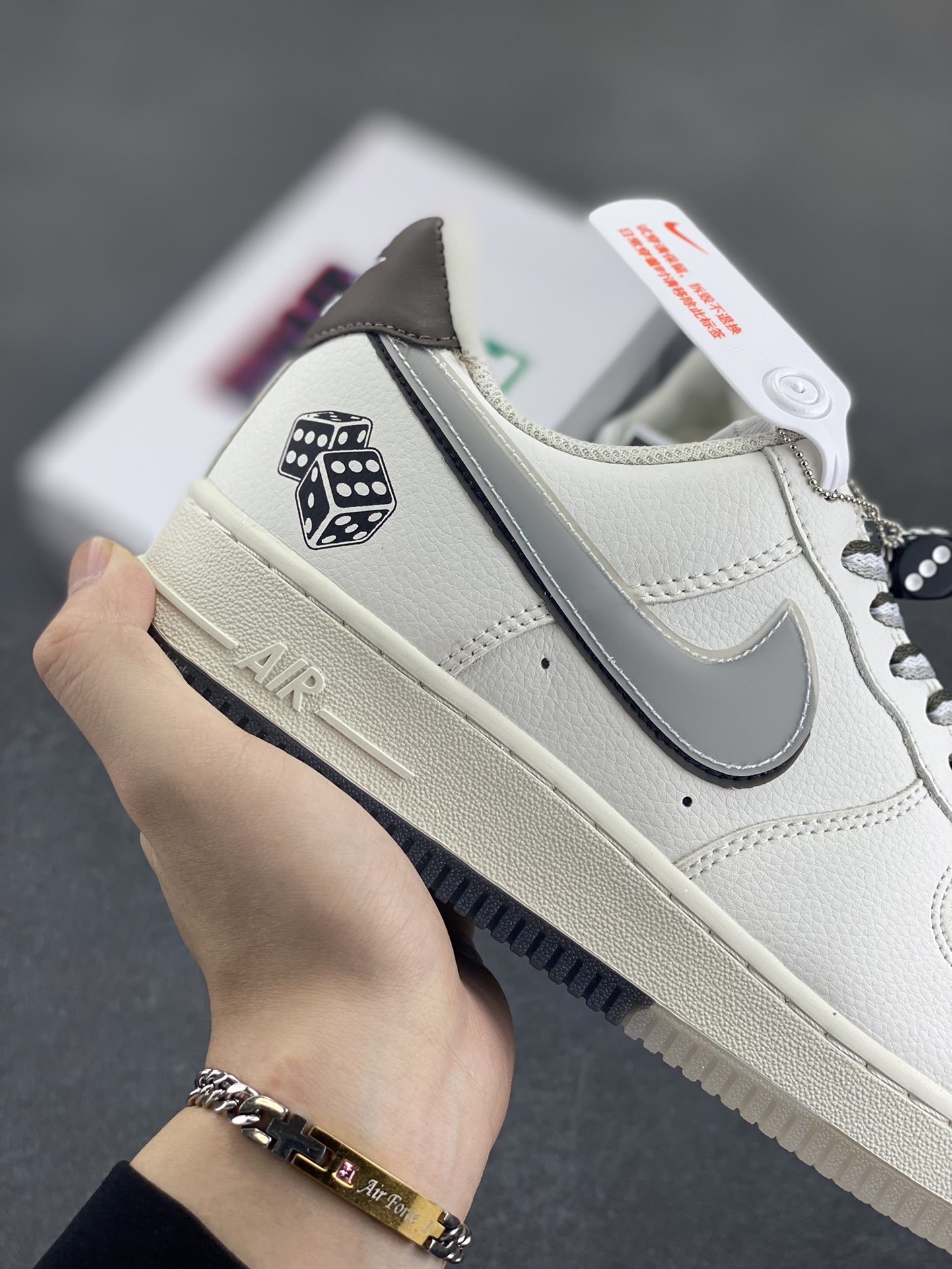 图片[6]-福利特价 NK Ait Force 1“Dice God” “骰神” 书中自有黄金屋 酒中固有骰神出 “人头一 三个二哉 四个五 五色顺子 六色纯豹…” 骰子已是妇孺皆知的游戏道具 从儿时的飞行棋 到现在的酒桌游戏 生活也本如此 人生如戏 保持童真 “满上…” 货号：CW1574-801 尺码：36 36.5 37.5 38 38.5 39 40 40.5 41 42 42.5 43 44 44.5 45-选品中心