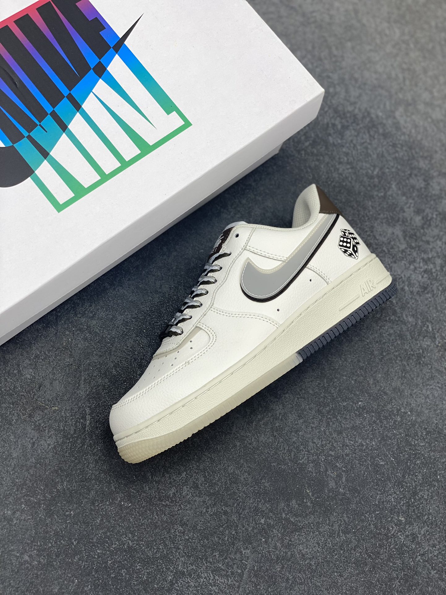 图片[7]-福利特价 NK Ait Force 1“Dice God” “骰神” 书中自有黄金屋 酒中固有骰神出 “人头一 三个二哉 四个五 五色顺子 六色纯豹…” 骰子已是妇孺皆知的游戏道具 从儿时的飞行棋 到现在的酒桌游戏 生活也本如此 人生如戏 保持童真 “满上…” 货号：CW1574-801 尺码：36 36.5 37.5 38 38.5 39 40 40.5 41 42 42.5 43 44 44.5 45-选品中心