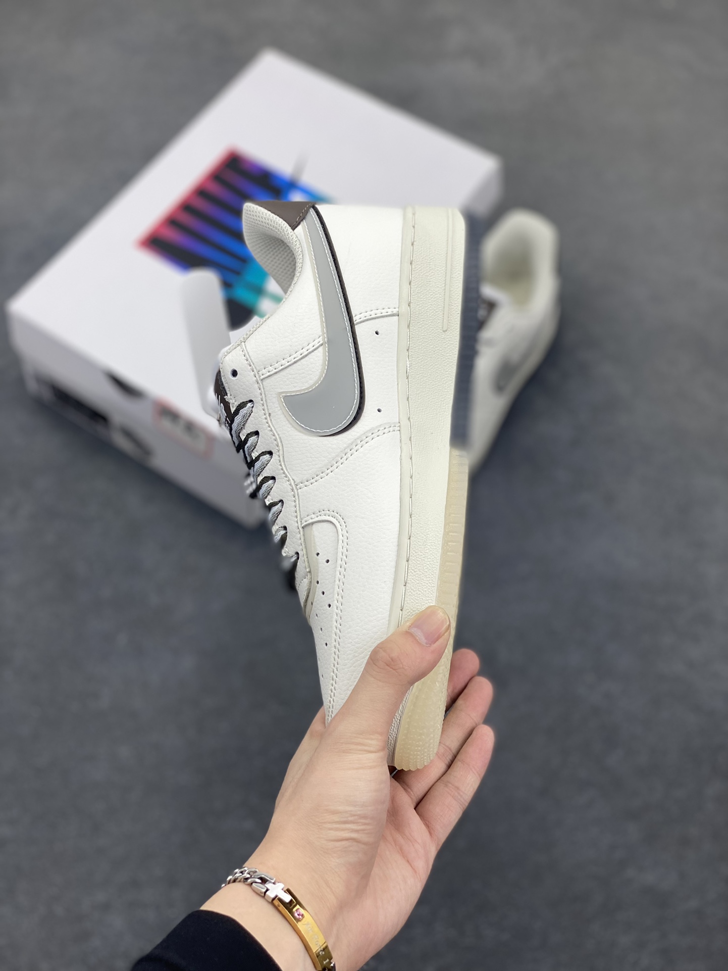 图片[3]-福利特价 NK Ait Force 1“Dice God” “骰神” 书中自有黄金屋 酒中固有骰神出 “人头一 三个二哉 四个五 五色顺子 六色纯豹…” 骰子已是妇孺皆知的游戏道具 从儿时的飞行棋 到现在的酒桌游戏 生活也本如此 人生如戏 保持童真 “满上…” 货号：CW1574-801 尺码：36 36.5 37.5 38 38.5 39 40 40.5 41 42 42.5 43 44 44.5 45-选品中心