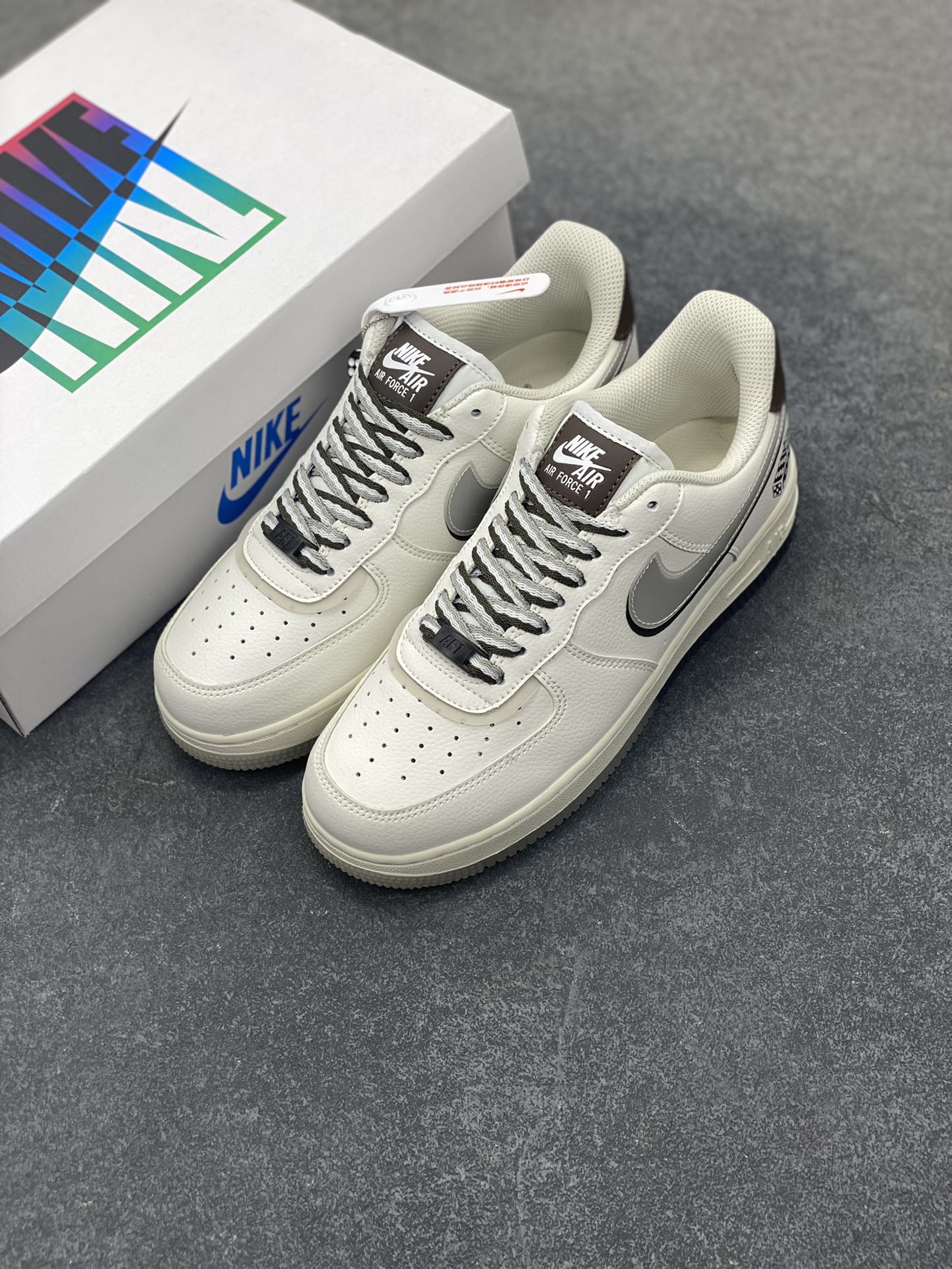 图片[8]-福利特价 NK Ait Force 1“Dice God” “骰神” 书中自有黄金屋 酒中固有骰神出 “人头一 三个二哉 四个五 五色顺子 六色纯豹…” 骰子已是妇孺皆知的游戏道具 从儿时的飞行棋 到现在的酒桌游戏 生活也本如此 人生如戏 保持童真 “满上…” 货号：CW1574-801 尺码：36 36.5 37.5 38 38.5 39 40 40.5 41 42 42.5 43 44 44.5 45-选品中心