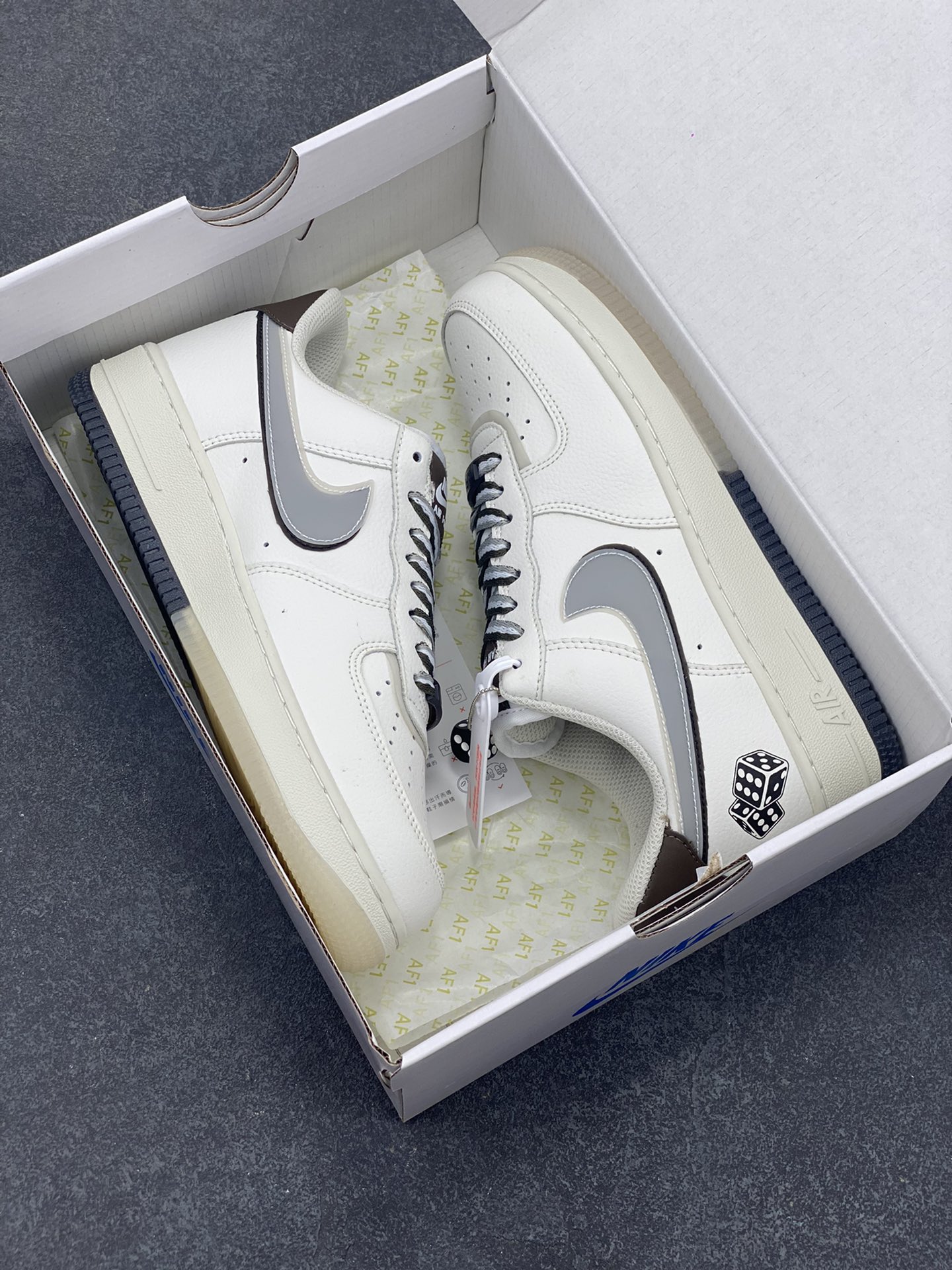 图片[9]-福利特价 NK Ait Force 1“Dice God” “骰神” 书中自有黄金屋 酒中固有骰神出 “人头一 三个二哉 四个五 五色顺子 六色纯豹…” 骰子已是妇孺皆知的游戏道具 从儿时的飞行棋 到现在的酒桌游戏 生活也本如此 人生如戏 保持童真 “满上…” 货号：CW1574-801 尺码：36 36.5 37.5 38 38.5 39 40 40.5 41 42 42.5 43 44 44.5 45-选品中心