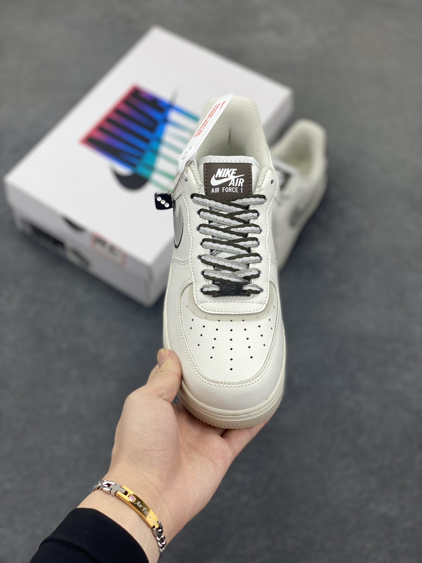 图片[2]-福利特价 NK Ait Force 1“Dice God” “骰神” 书中自有黄金屋 酒中固有骰神出 “人头一 三个二哉 四个五 五色顺子 六色纯豹…” 骰子已是妇孺皆知的游戏道具 从儿时的飞行棋 到现在的酒桌游戏 生活也本如此 人生如戏 保持童真 “满上…” 货号：CW1574-801 尺码：36 36.5 37.5 38 38.5 39 40 40.5 41 42 42.5 43 44 44.5 45-选品中心