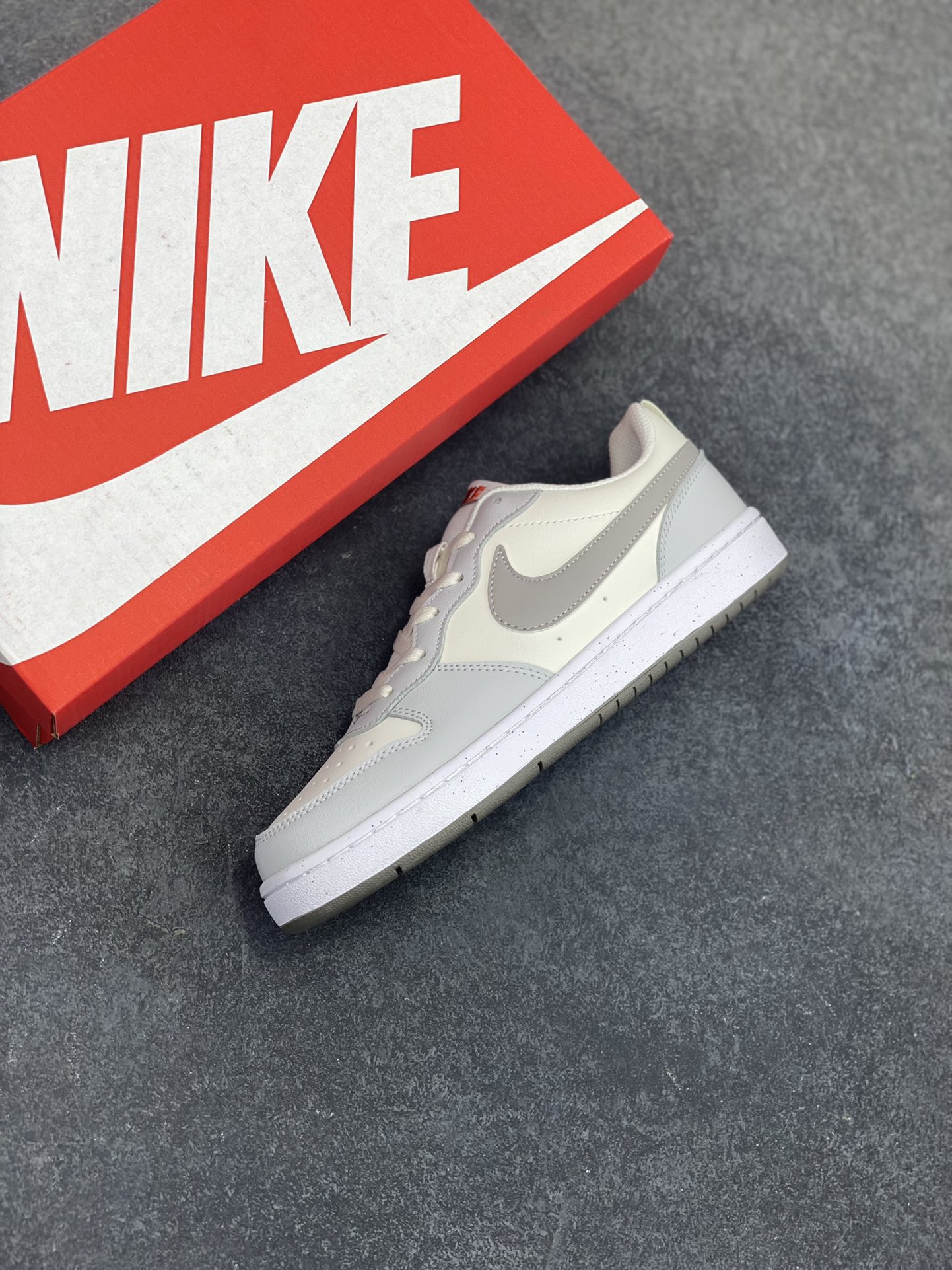 图片[7]-福利特价 Nike Court Borough 低帮百搭透气休闲运动板鞋男女鞋 经典耐用的设计，兼顾舒适脚感和出众风范，演绎匠心之作。结构性的支撑贴合感结合复古篮球设计，塑就场外全明星风范。 货号：DV5456-127 尺码：36 36.5 37.5 38 38.5 39 40 40.5 4142 42.5 43 44 44.5 45-选品中心