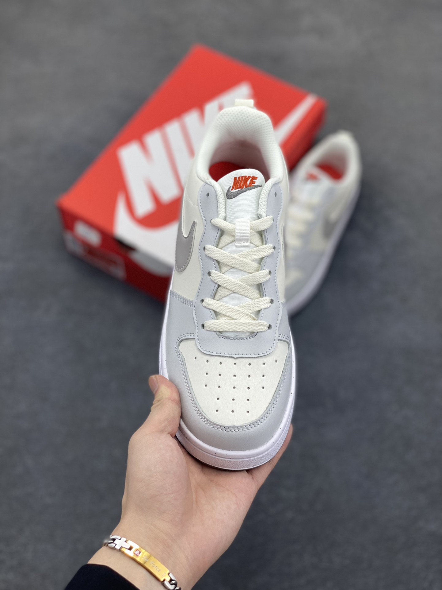 图片[2]-福利特价 Nike Court Borough 低帮百搭透气休闲运动板鞋男女鞋 经典耐用的设计，兼顾舒适脚感和出众风范，演绎匠心之作。结构性的支撑贴合感结合复古篮球设计，塑就场外全明星风范。 货号：DV5456-127 尺码：36 36.5 37.5 38 38.5 39 40 40.5 4142 42.5 43 44 44.5 45-选品中心