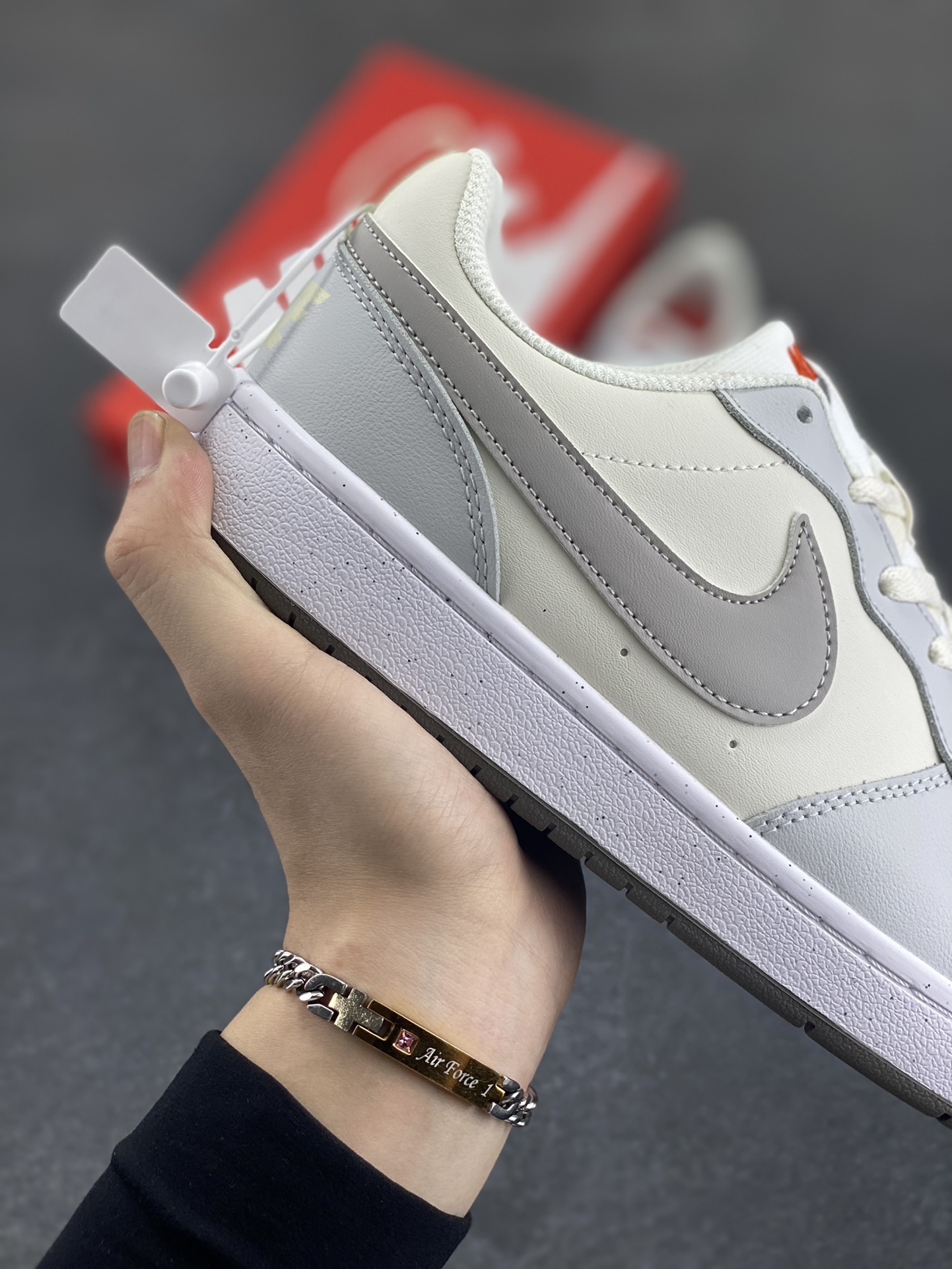 图片[6]-福利特价 Nike Court Borough 低帮百搭透气休闲运动板鞋男女鞋 经典耐用的设计，兼顾舒适脚感和出众风范，演绎匠心之作。结构性的支撑贴合感结合复古篮球设计，塑就场外全明星风范。 货号：DV5456-127 尺码：36 36.5 37.5 38 38.5 39 40 40.5 4142 42.5 43 44 44.5 45-选品中心