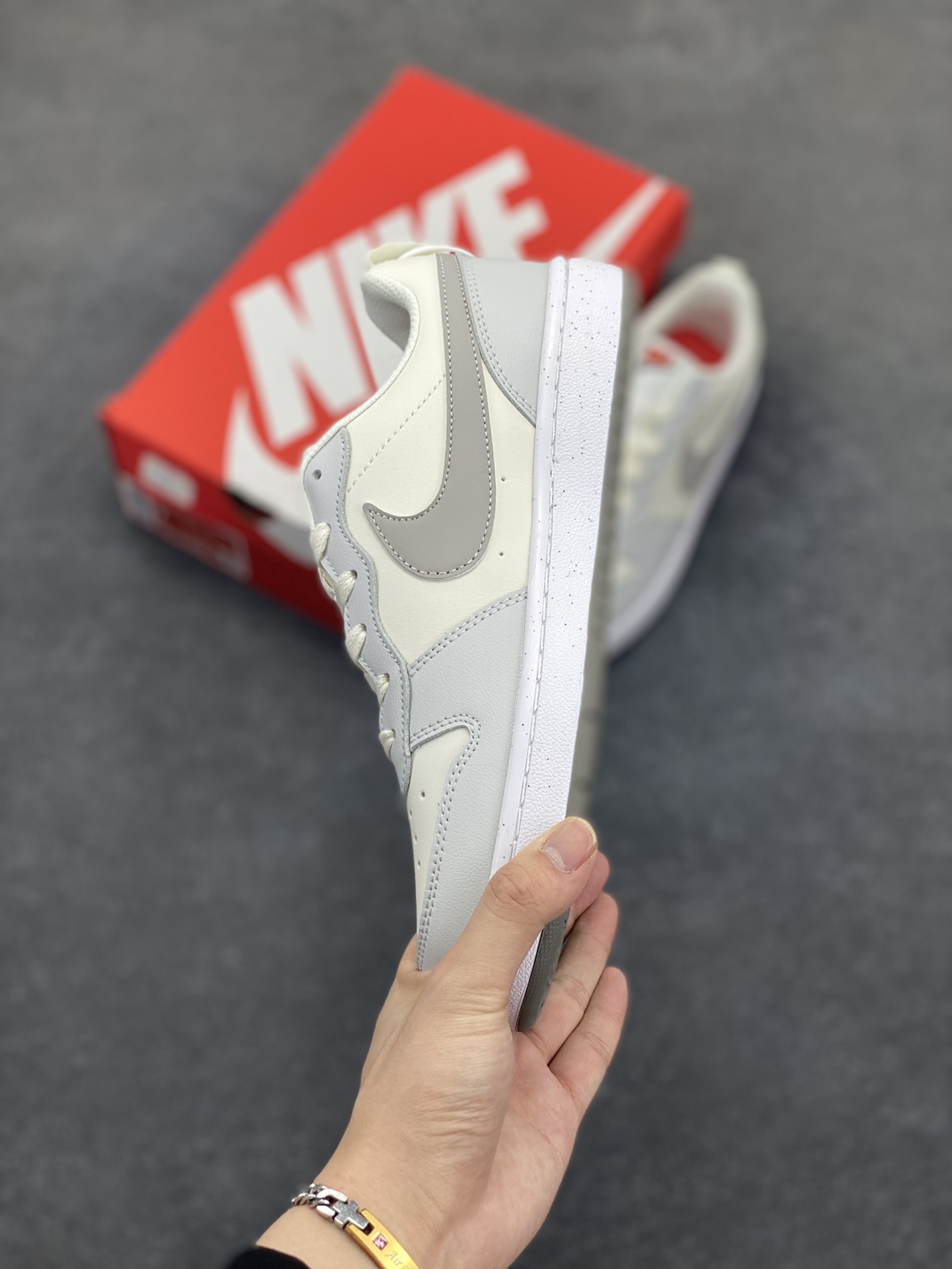 图片[3]-福利特价 Nike Court Borough 低帮百搭透气休闲运动板鞋男女鞋 经典耐用的设计，兼顾舒适脚感和出众风范，演绎匠心之作。结构性的支撑贴合感结合复古篮球设计，塑就场外全明星风范。 货号：DV5456-127 尺码：36 36.5 37.5 38 38.5 39 40 40.5 4142 42.5 43 44 44.5 45-选品中心