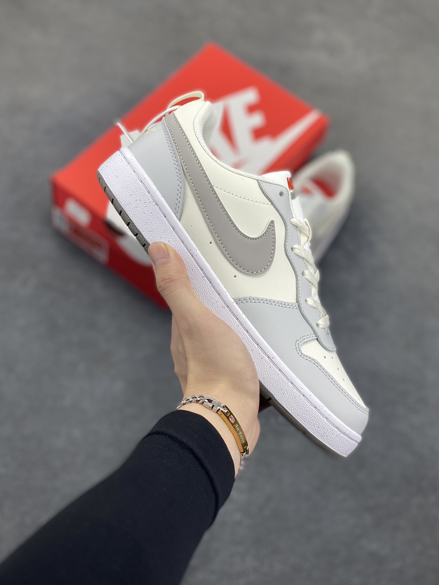 福利特价 Nike Court Borough 低帮百搭透气休闲运动板鞋男女鞋 经典耐用的设计,兼顾舒适脚感和出众风范,演绎匠心之作。结构性的支撑贴合感结合复古篮球设计,塑就场外全明星风范。 货号:DV5456-127 尺码:36 36.5 37.5 38 38.5 39 40 40.5 4142 42.5 43 44 44.5 45-选品中心