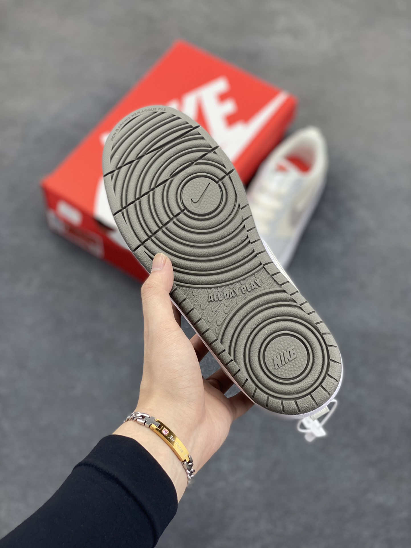 图片[5]-福利特价 Nike Court Borough 低帮百搭透气休闲运动板鞋男女鞋 经典耐用的设计，兼顾舒适脚感和出众风范，演绎匠心之作。结构性的支撑贴合感结合复古篮球设计，塑就场外全明星风范。 货号：DV5456-127 尺码：36 36.5 37.5 38 38.5 39 40 40.5 4142 42.5 43 44 44.5 45-选品中心