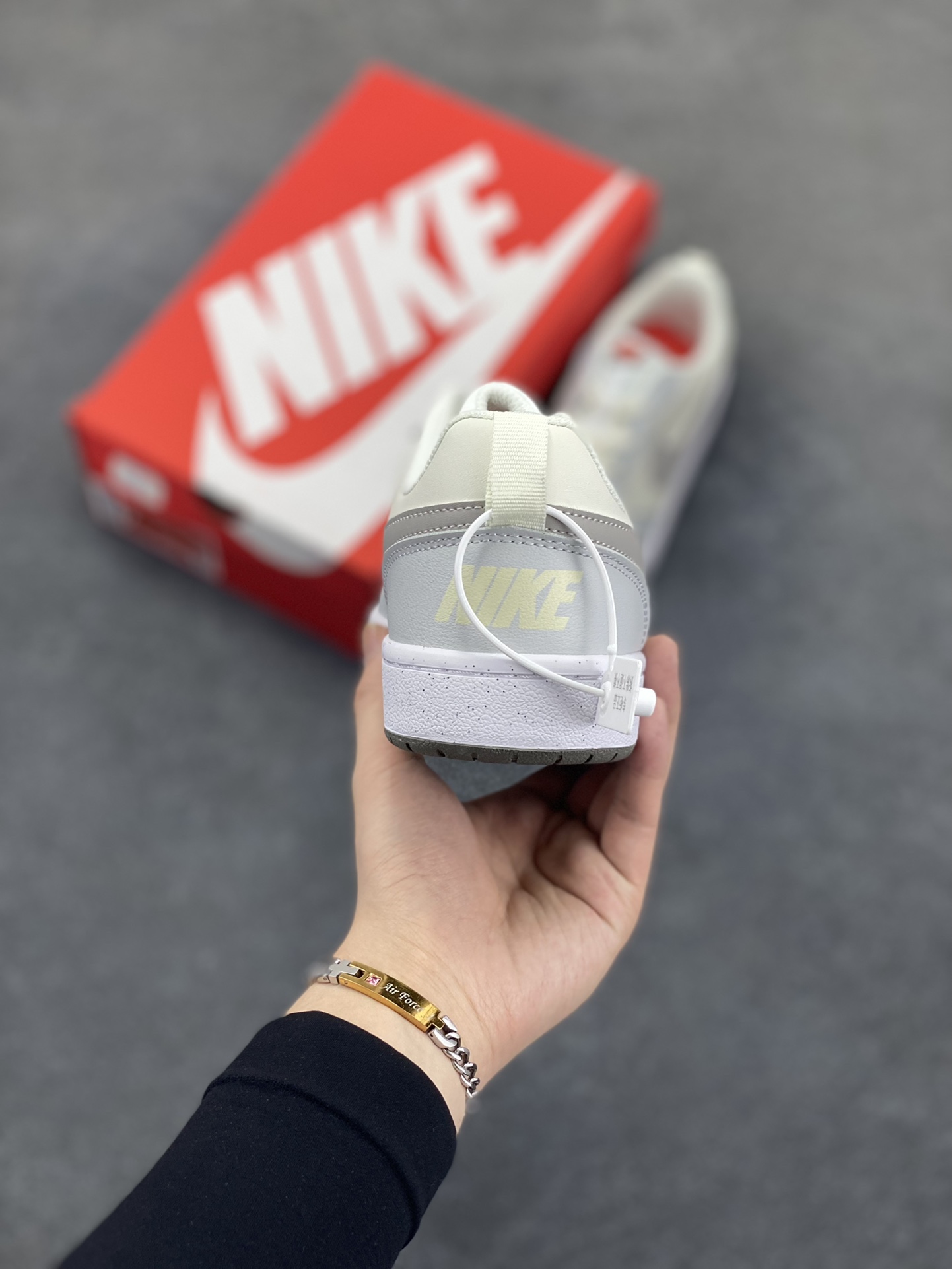 图片[4]-福利特价 Nike Court Borough 低帮百搭透气休闲运动板鞋男女鞋 经典耐用的设计，兼顾舒适脚感和出众风范，演绎匠心之作。结构性的支撑贴合感结合复古篮球设计，塑就场外全明星风范。 货号：DV5456-127 尺码：36 36.5 37.5 38 38.5 39 40 40.5 4142 42.5 43 44 44.5 45-选品中心