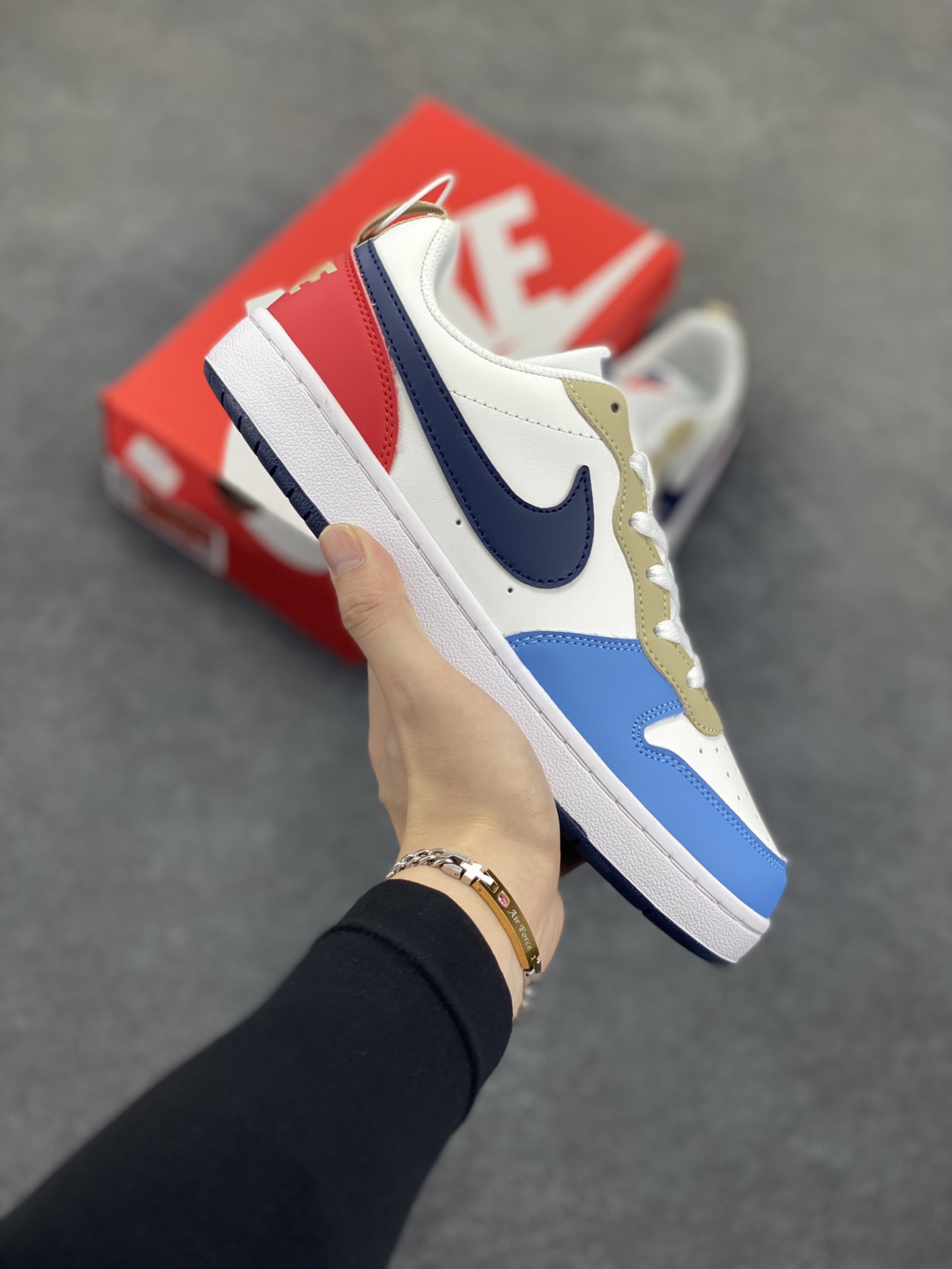 福利特价 Nike Court Borough 低帮百搭透气休闲运动板鞋男女鞋 经典耐用的设计，兼顾舒适脚感和出众风范，演绎匠心之作。结构性的支撑贴合感结合复古篮球设计，塑就场外全明星风范。 货号：DV5456-124 尺码：36 36.5 37.5 38 38.5 39 40 40.5 4142 42.5 43 44 44.5 45-选品中心