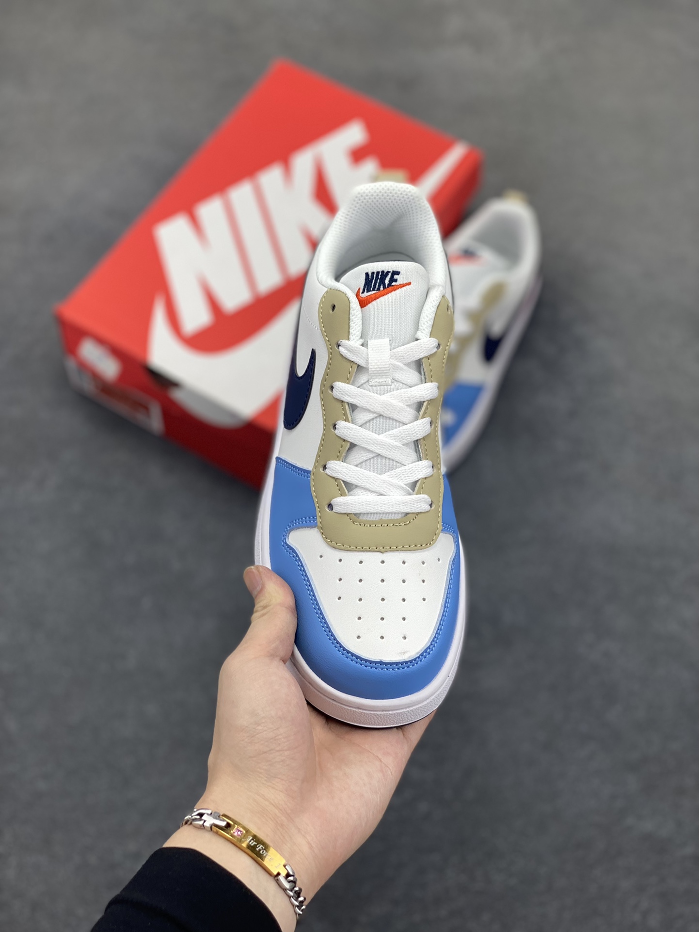 图片[2]-福利特价 Nike Court Borough 低帮百搭透气休闲运动板鞋男女鞋 经典耐用的设计，兼顾舒适脚感和出众风范，演绎匠心之作。结构性的支撑贴合感结合复古篮球设计，塑就场外全明星风范。 货号：DV5456-124 尺码：36 36.5 37.5 38 38.5 39 40 40.5 4142 42.5 43 44 44.5 45-选品中心