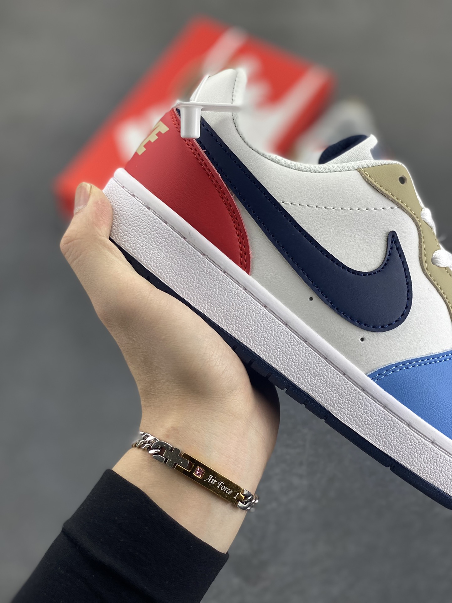 图片[6]-福利特价 Nike Court Borough 低帮百搭透气休闲运动板鞋男女鞋 经典耐用的设计，兼顾舒适脚感和出众风范，演绎匠心之作。结构性的支撑贴合感结合复古篮球设计，塑就场外全明星风范。 货号：DV5456-124 尺码：36 36.5 37.5 38 38.5 39 40 40.5 4142 42.5 43 44 44.5 45-选品中心