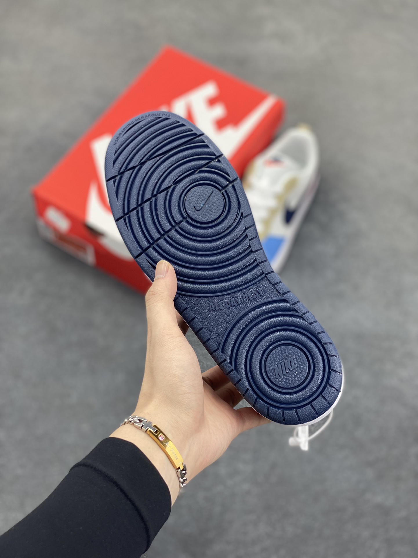 图片[5]-福利特价 Nike Court Borough 低帮百搭透气休闲运动板鞋男女鞋 经典耐用的设计，兼顾舒适脚感和出众风范，演绎匠心之作。结构性的支撑贴合感结合复古篮球设计，塑就场外全明星风范。 货号：DV5456-124 尺码：36 36.5 37.5 38 38.5 39 40 40.5 4142 42.5 43 44 44.5 45-选品中心