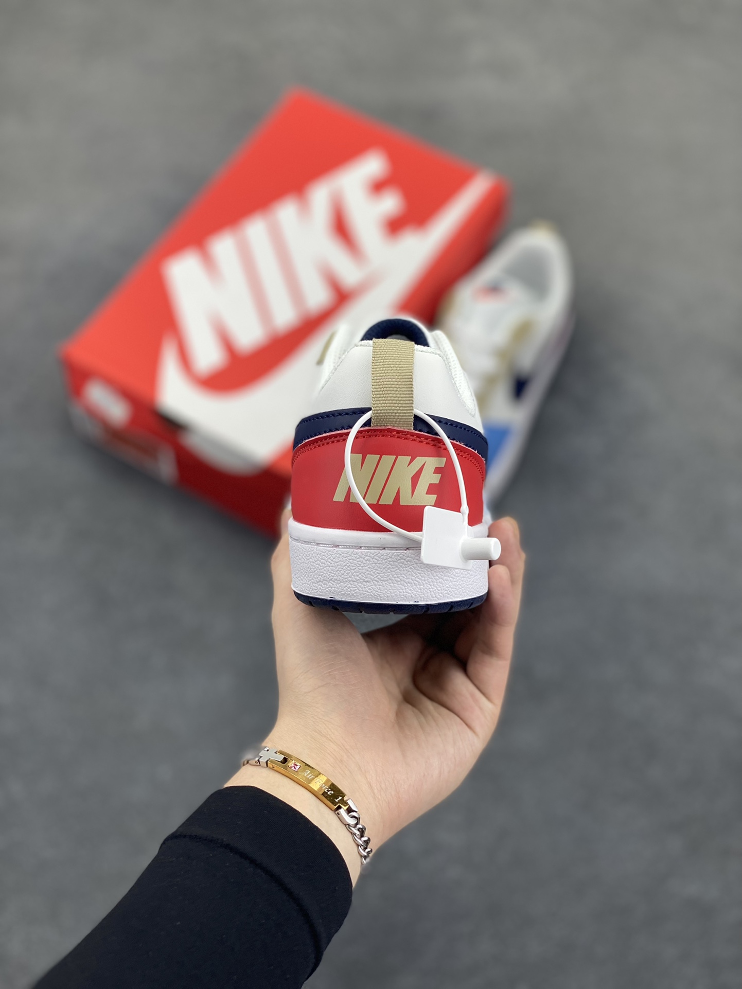 图片[4]-福利特价 Nike Court Borough 低帮百搭透气休闲运动板鞋男女鞋 经典耐用的设计，兼顾舒适脚感和出众风范，演绎匠心之作。结构性的支撑贴合感结合复古篮球设计，塑就场外全明星风范。 货号：DV5456-124 尺码：36 36.5 37.5 38 38.5 39 40 40.5 4142 42.5 43 44 44.5 45-选品中心