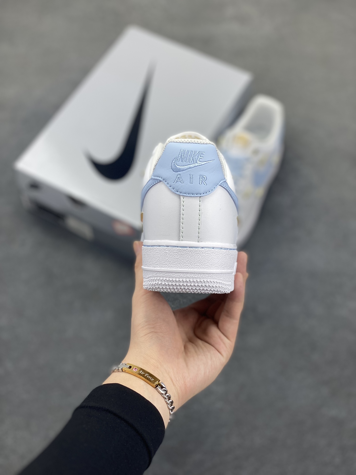 图片[4]-Nike Air Force 1 Low’07 四勾天蓝 空军一号低帮休闲板鞋 定制皮料 定制鞋盒 原楦原纸板 纯正空军版型 内置全掌气垫 货号：ZH0316-084 尺码：36 36.5 37.5 38 38.5 39 40 40.5 41 42 42.5 43 44 44.5 45-选品中心
