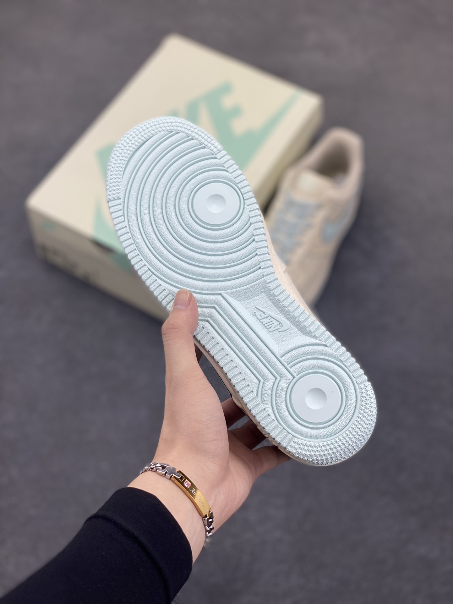 图片[5]-NIke Air Force 1 \’07 米冰蓝布面 空军一号低帮休闲板鞋 3m反光 进口牛筋布 原楦头原纸板 纯正空军版型 全掌内置全掌气垫 原盒配件 原厂中底钢印 拉帮完美 货号：TQ1456-277 尺码：36 36.5 37.5 38 38.5 39 40 40.5 41 42 42.5 43 44 44.5 45-选品中心