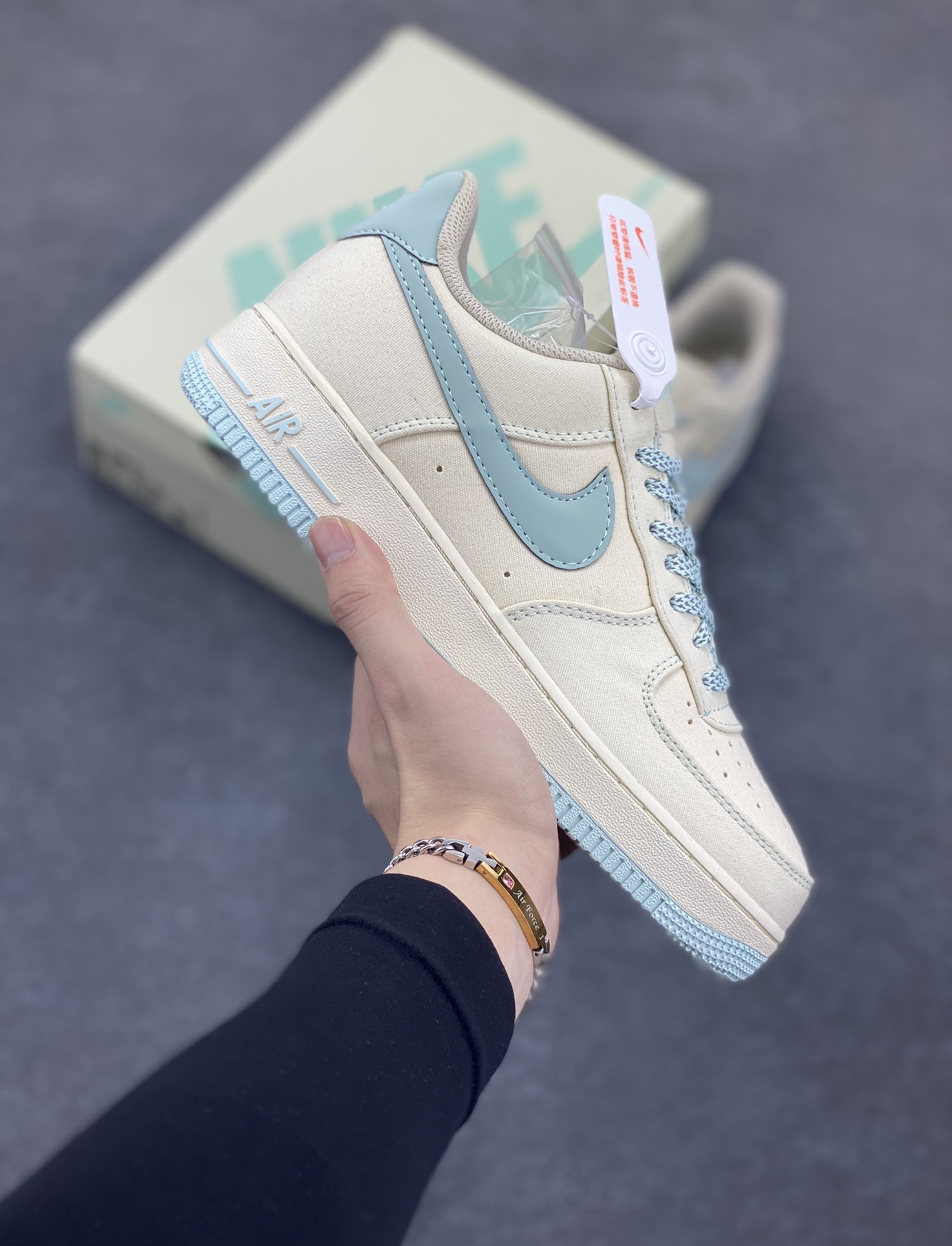 NIke Air Force 1 \’07 米冰蓝布面 空军一号低帮休闲板鞋 3m反光 进口牛筋布 原楦头原纸板 纯正空军版型 全掌内置全掌气垫 原盒配件 原厂中底钢印 拉帮完美 货号:TQ1456-277 尺码:36 36.5 37.5 38 38.5 39 40 40.5 41 42 42.5 43 44 44.5 45-选品中心