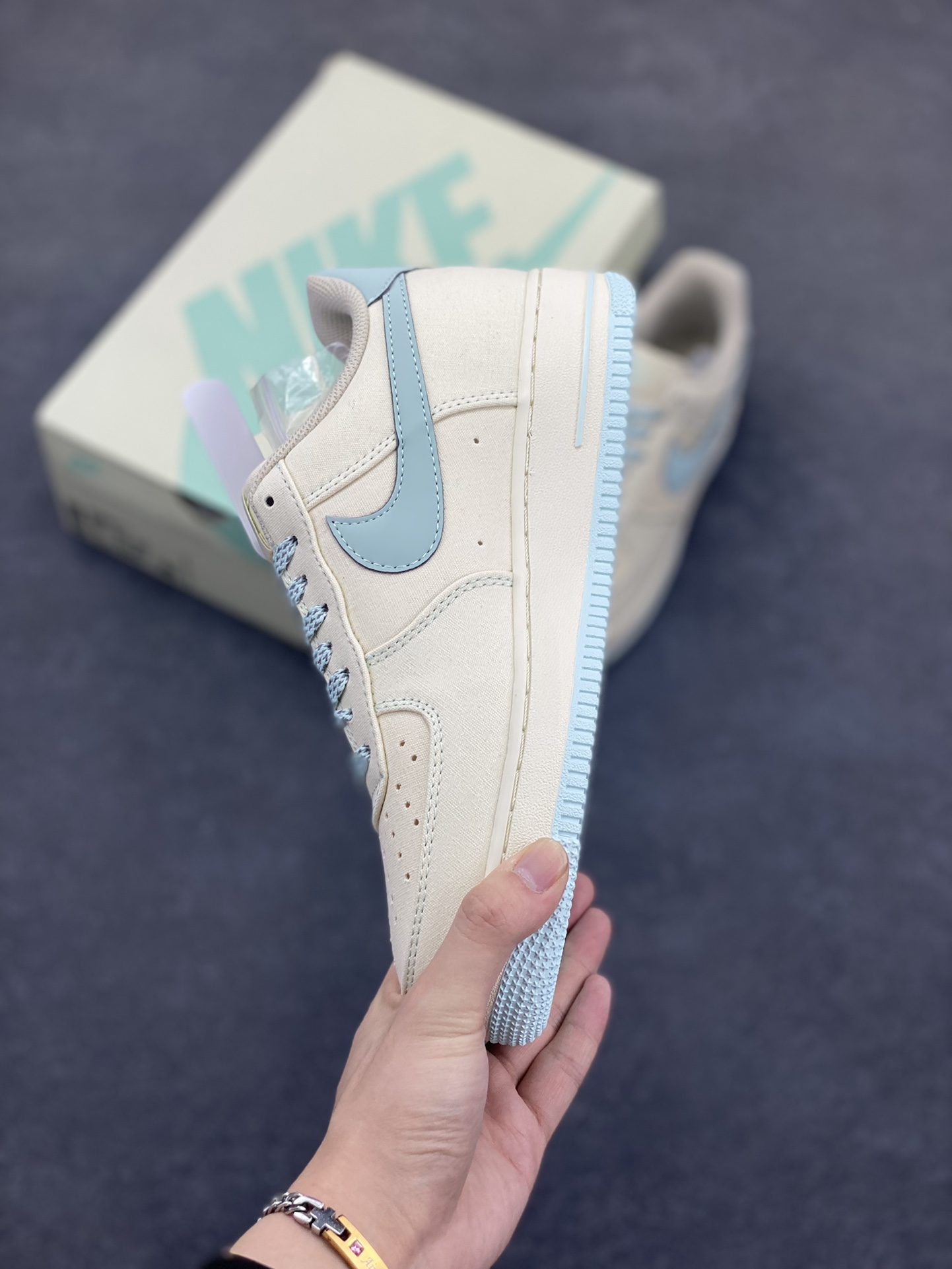 图片[3]-NIke Air Force 1 \’07 米冰蓝布面 空军一号低帮休闲板鞋 3m反光 进口牛筋布 原楦头原纸板 纯正空军版型 全掌内置全掌气垫 原盒配件 原厂中底钢印 拉帮完美 货号：TQ1456-277 尺码：36 36.5 37.5 38 38.5 39 40 40.5 41 42 42.5 43 44 44.5 45-选品中心