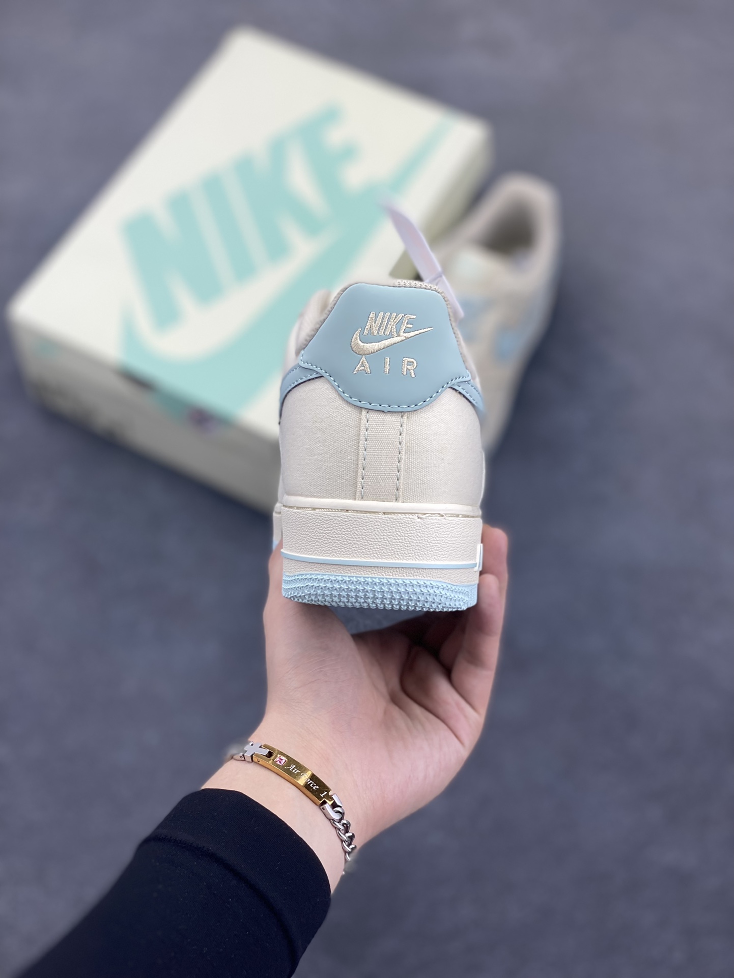 图片[4]-NIke Air Force 1 \’07 米冰蓝布面 空军一号低帮休闲板鞋 3m反光 进口牛筋布 原楦头原纸板 纯正空军版型 全掌内置全掌气垫 原盒配件 原厂中底钢印 拉帮完美 货号：TQ1456-277 尺码：36 36.5 37.5 38 38.5 39 40 40.5 41 42 42.5 43 44 44.5 45-选品中心