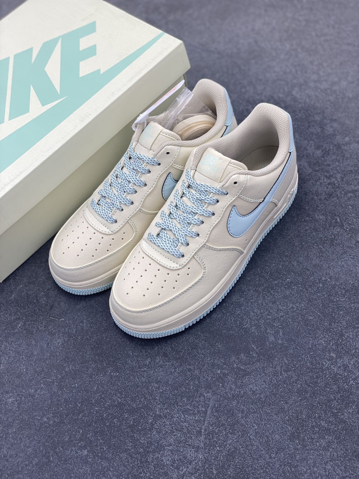 图片[8]-NIke Air Force 1 \’07 米冰蓝布面 空军一号低帮休闲板鞋 3m反光 进口牛筋布 原楦头原纸板 纯正空军版型 全掌内置全掌气垫 原盒配件 原厂中底钢印 拉帮完美 货号：TQ1456-277 尺码：36 36.5 37.5 38 38.5 39 40 40.5 41 42 42.5 43 44 44.5 45-选品中心