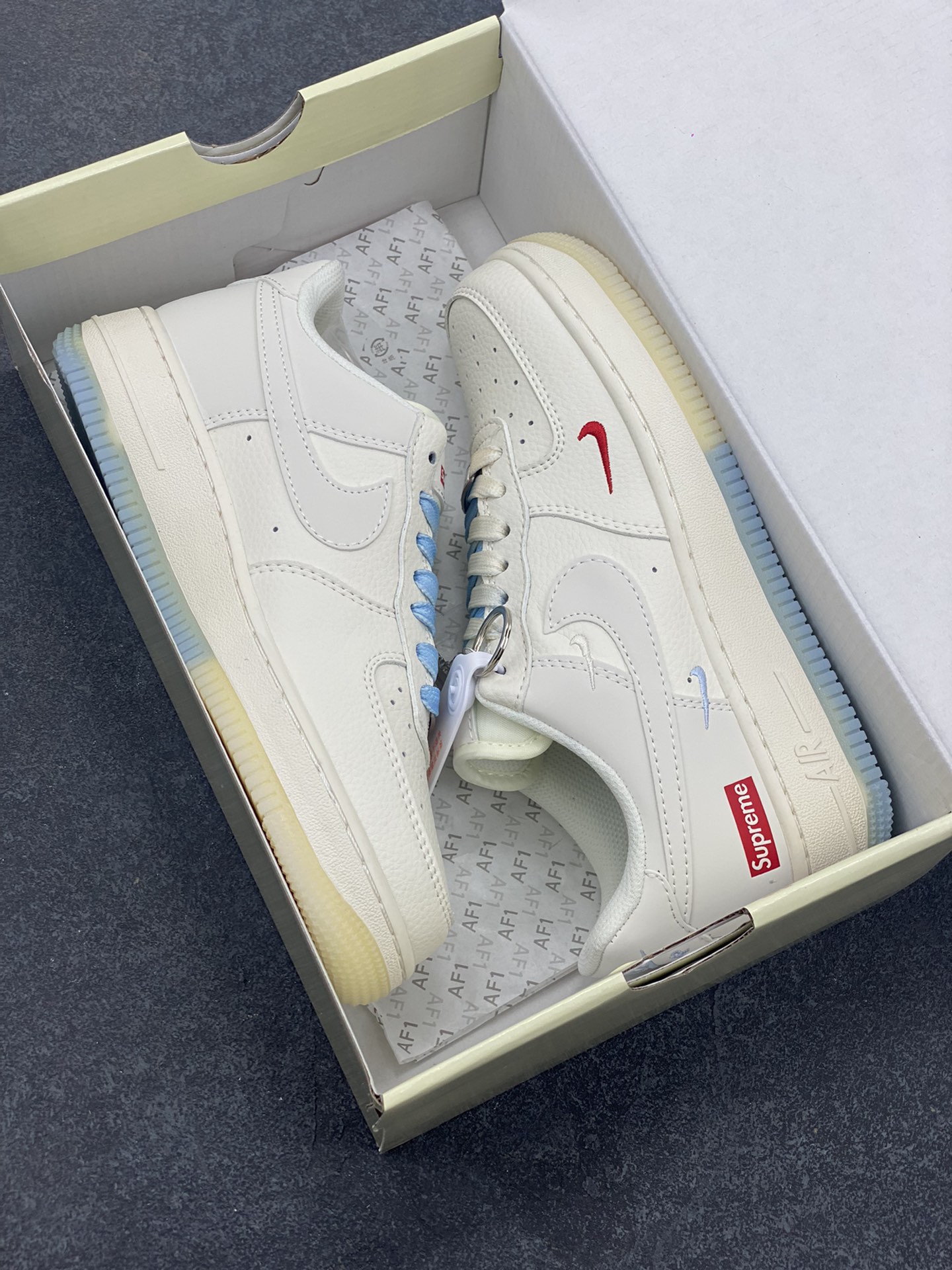 图片[9]-NIke Air Force 1 \’07 Low “Supreme联名——双拼米蓝”空军一号 低帮 运动鞋 休闲鞋 折边针车 工艺难度大 原楦头原纸板 原装鞋盒 定制五金配件 内置全掌气垫 原厂鞋底 货号：XX3168-179 尺码：36 36.5 37.5 38 38.5 39 40 40.5 41 42 42.5 43 44 44.5 45-选品中心