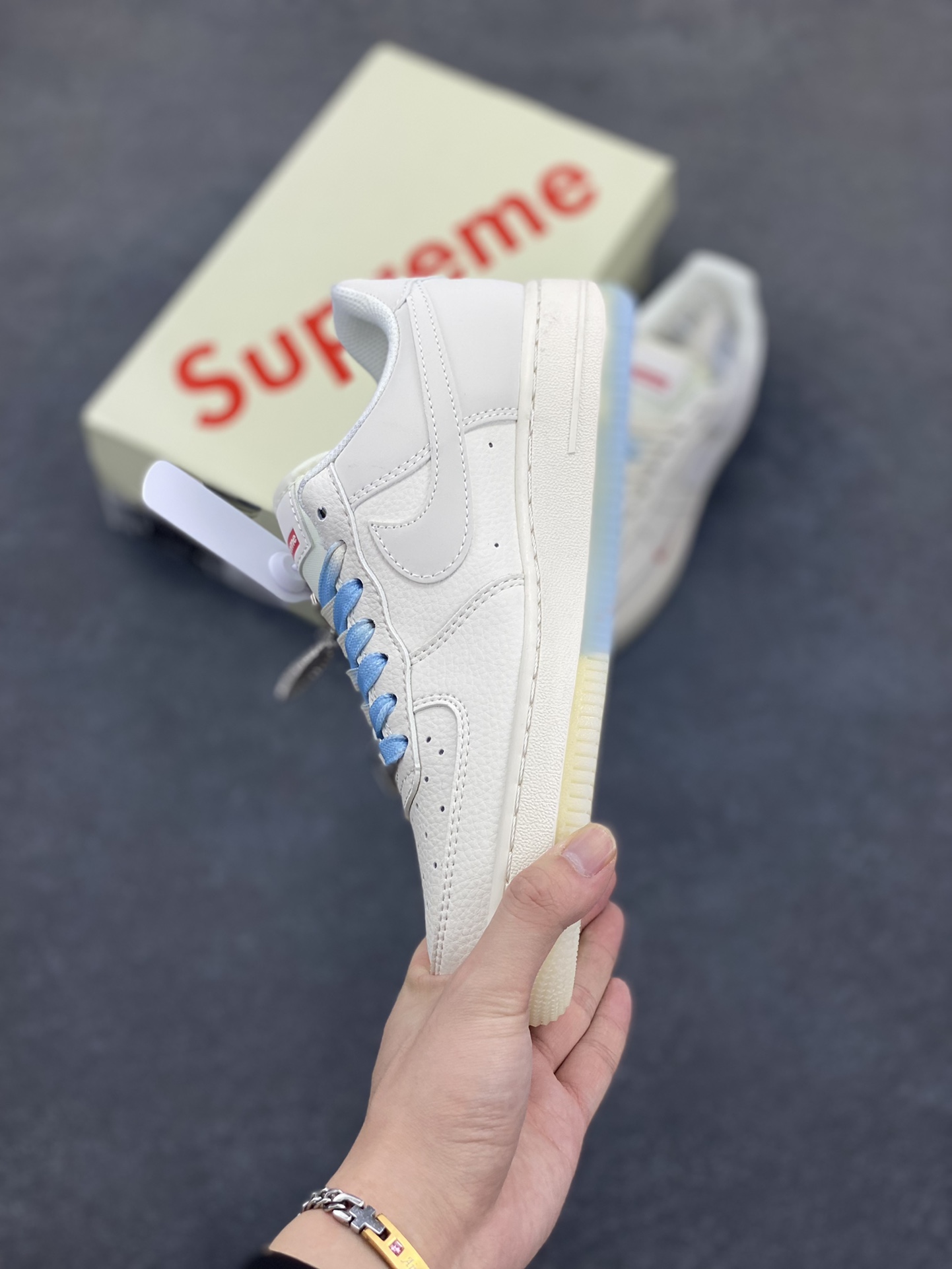 图片[3]-NIke Air Force 1 \’07 Low “Supreme联名——双拼米蓝”空军一号 低帮 运动鞋 休闲鞋 折边针车 工艺难度大 原楦头原纸板 原装鞋盒 定制五金配件 内置全掌气垫 原厂鞋底 货号：XX3168-179 尺码：36 36.5 37.5 38 38.5 39 40 40.5 41 42 42.5 43 44 44.5 45-选品中心